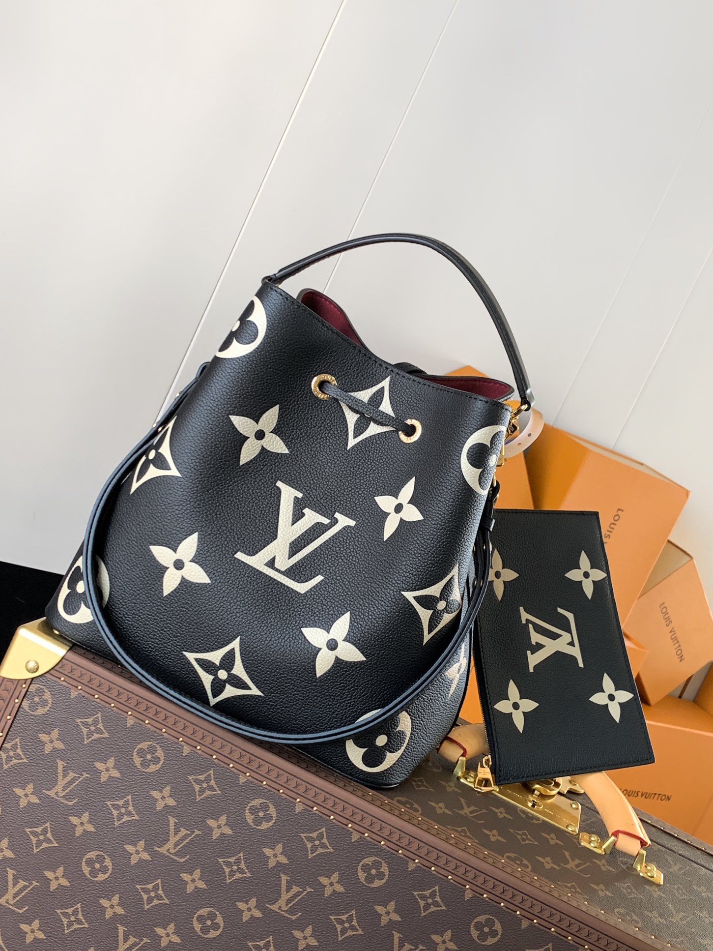 Louis Vuitton NeoNoe MM Bucket Bag in Embossed Grained Cowhide - Image 3