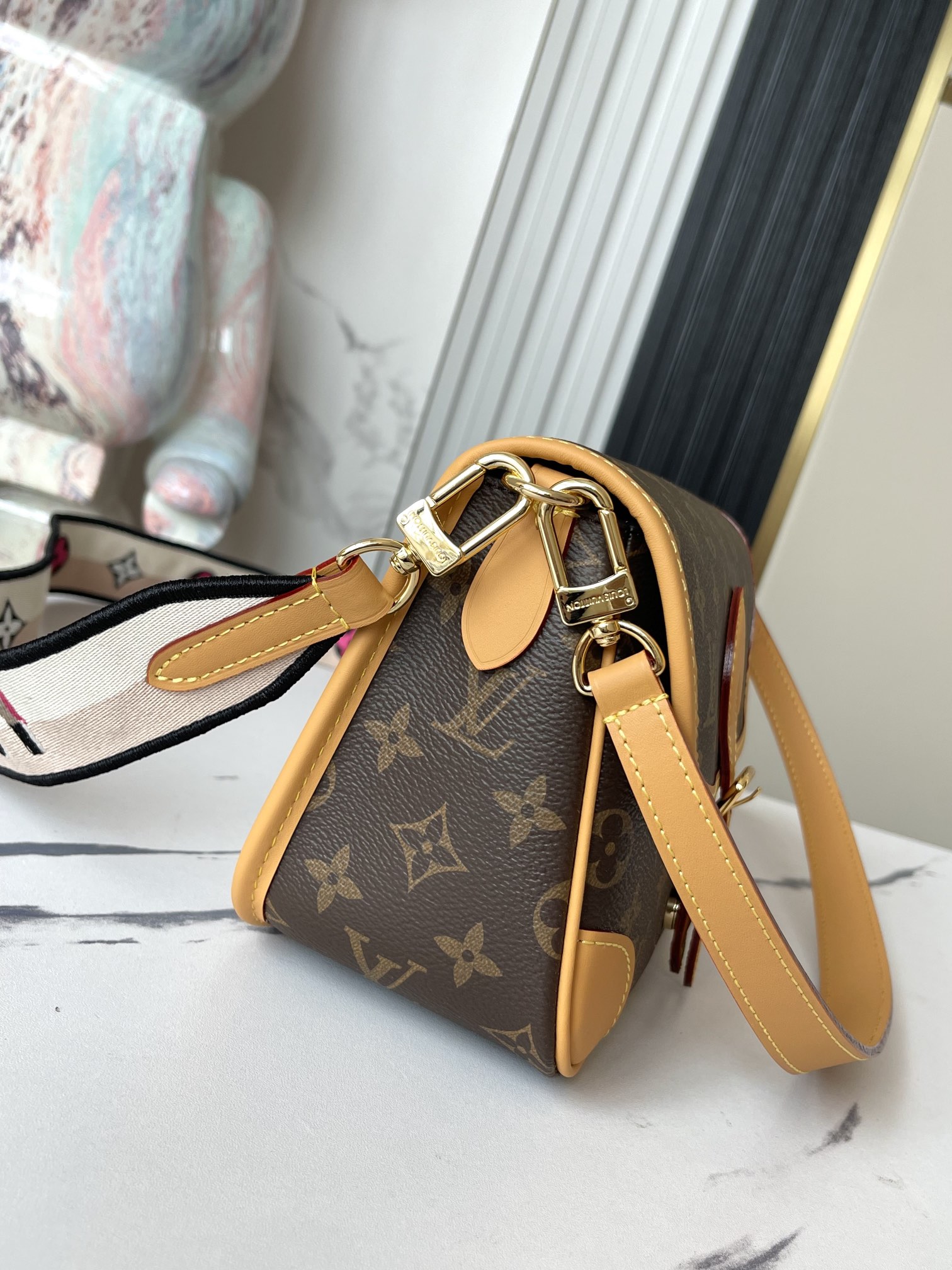 Diane Leather Handbag with Detachable Shoulder and Crossbody Straps - Image 3