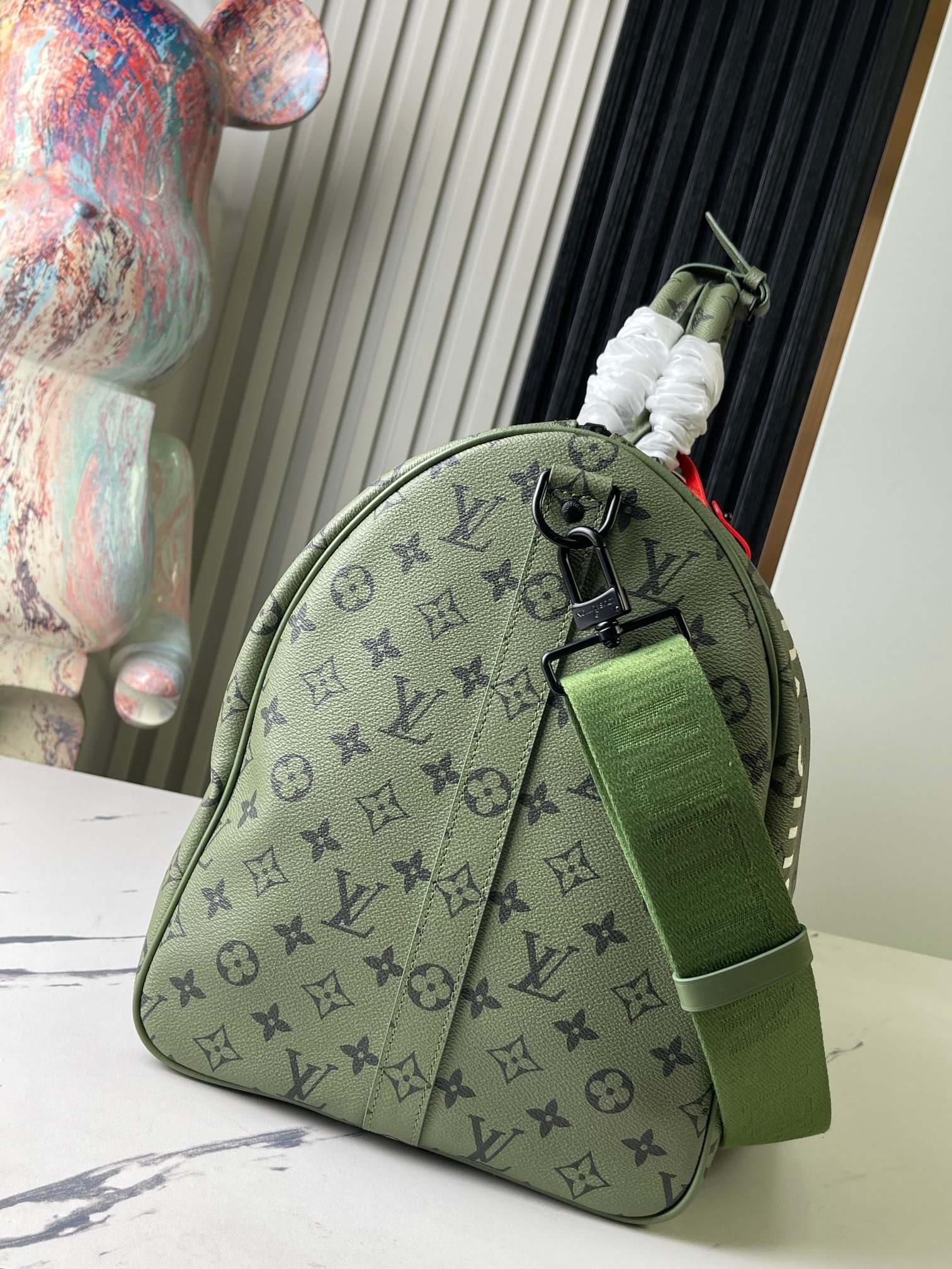 Louis Vuitton Keepall Bandoulière 55 Travel Bag in Monogram Tones - Image 3