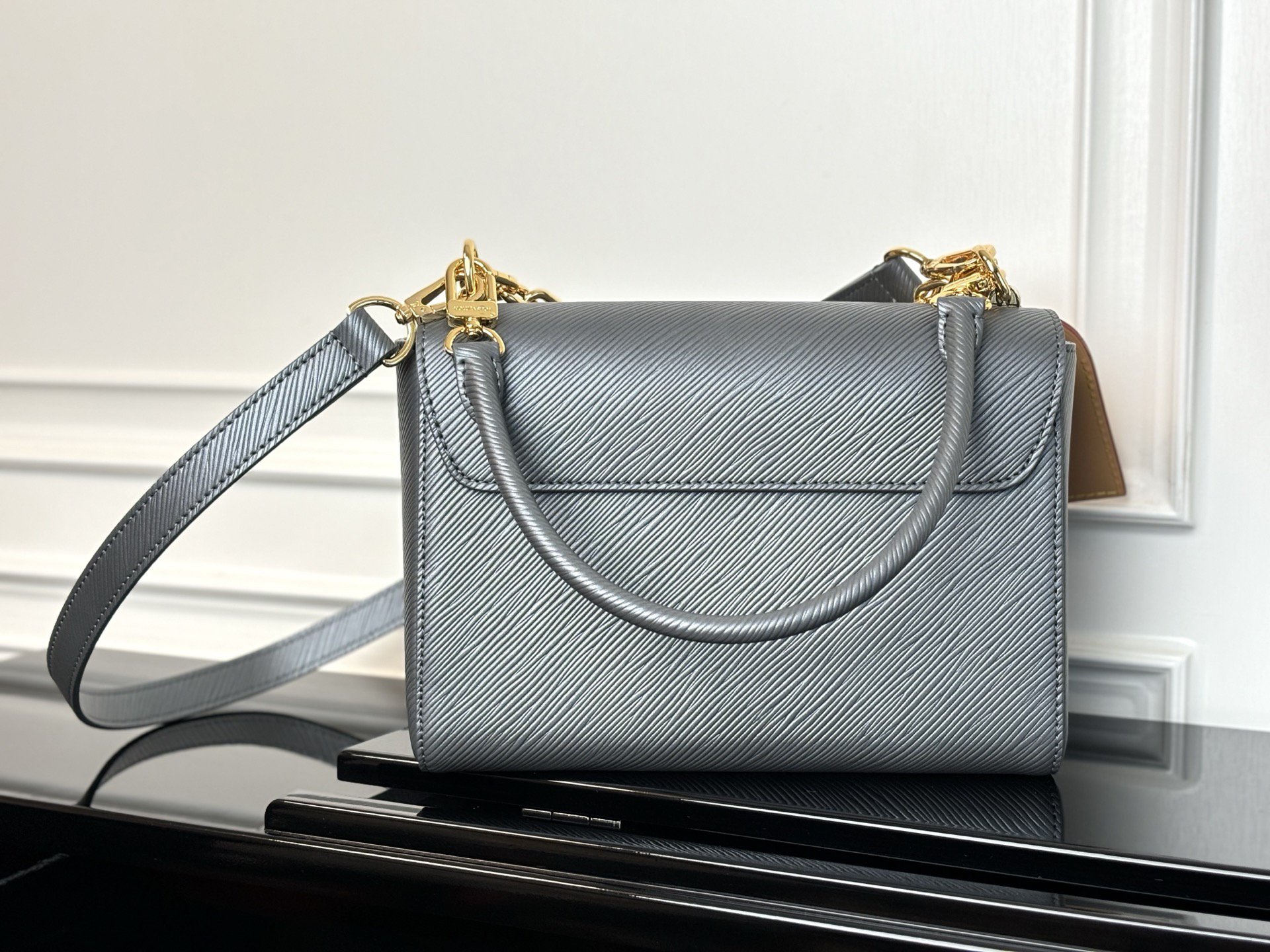 Louis Vuitton M14059 Twist MM Epi Leather Crossbody Bag - Image 3