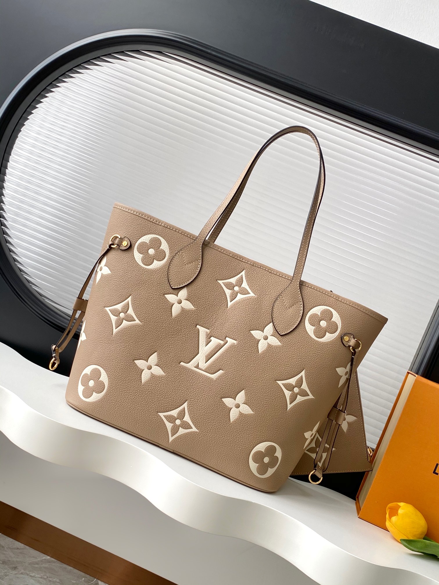 Louis Vuitton Neverfull Medium Shopping Tote with Detachable Zipped Pouch - Image 3