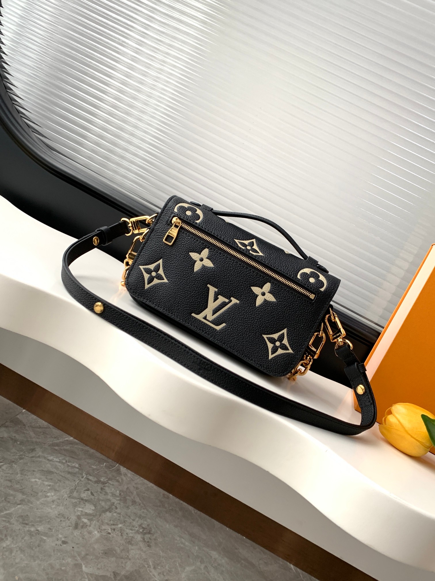 Pochette Métis East West Shoulder Bag M46596 - Image 3