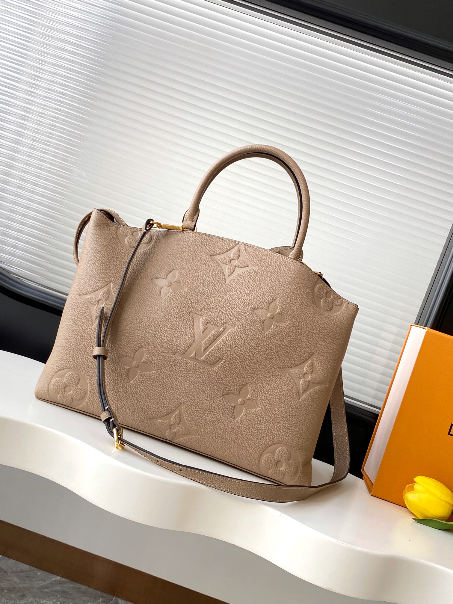 Louis Vuitton Grand Palais Handbag M45833 - Image 3