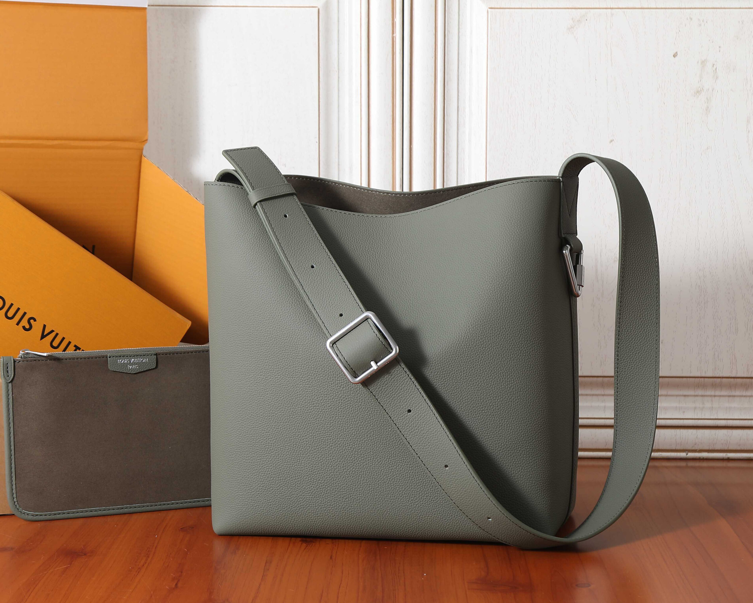 Louis Vuitton Verso Hobo Handbag - Image 3