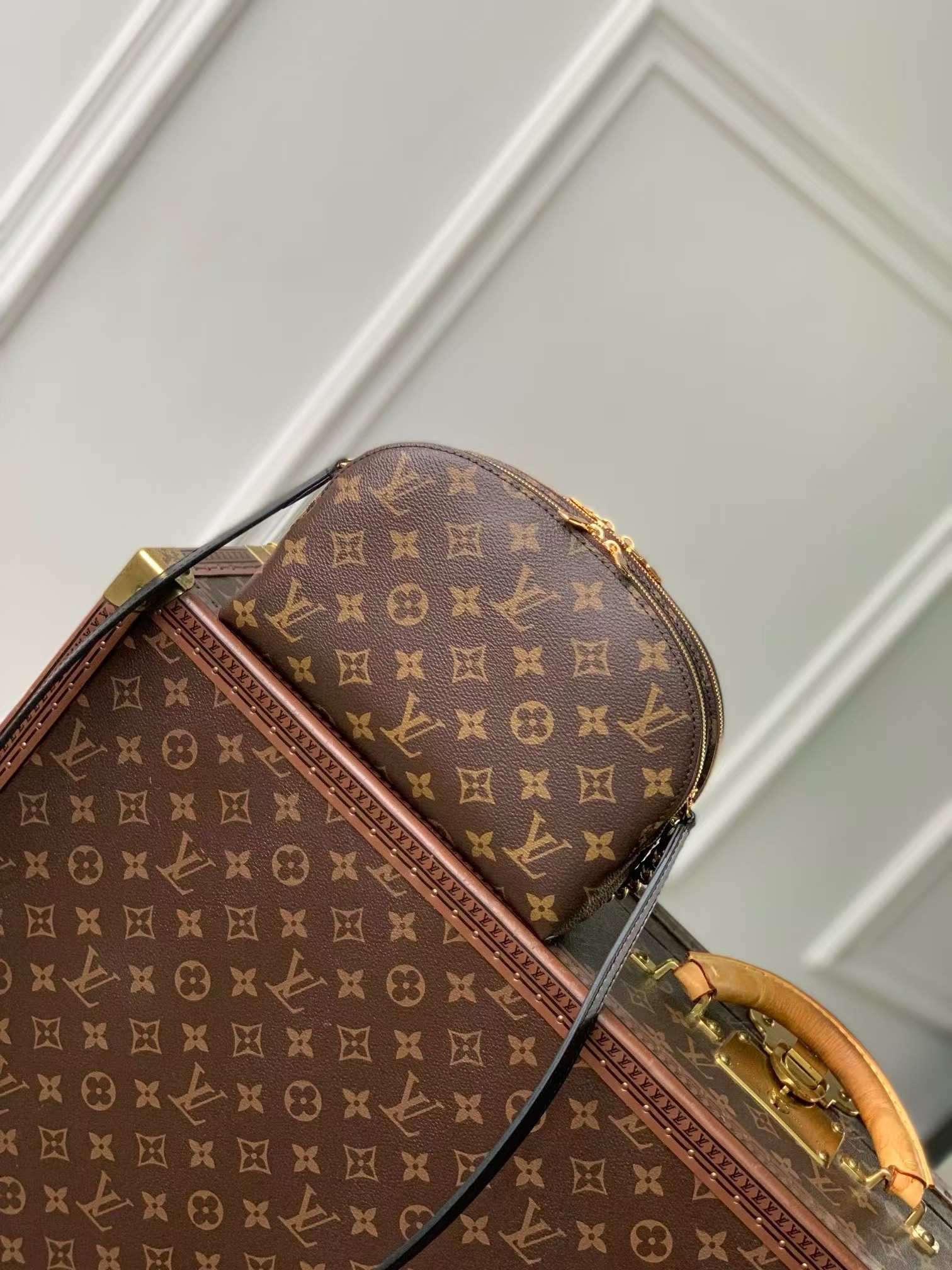 Louis Vuitton Alma Monogram Canvas Crossbody Bag - Image 3
