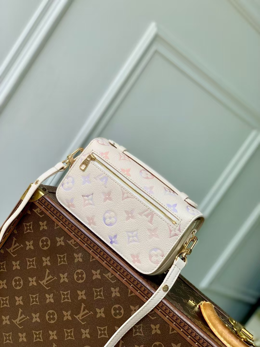 Louis Vuitton Pochette Métis East West Crossbody Bag in Textured Cowhide Leather - Image 3