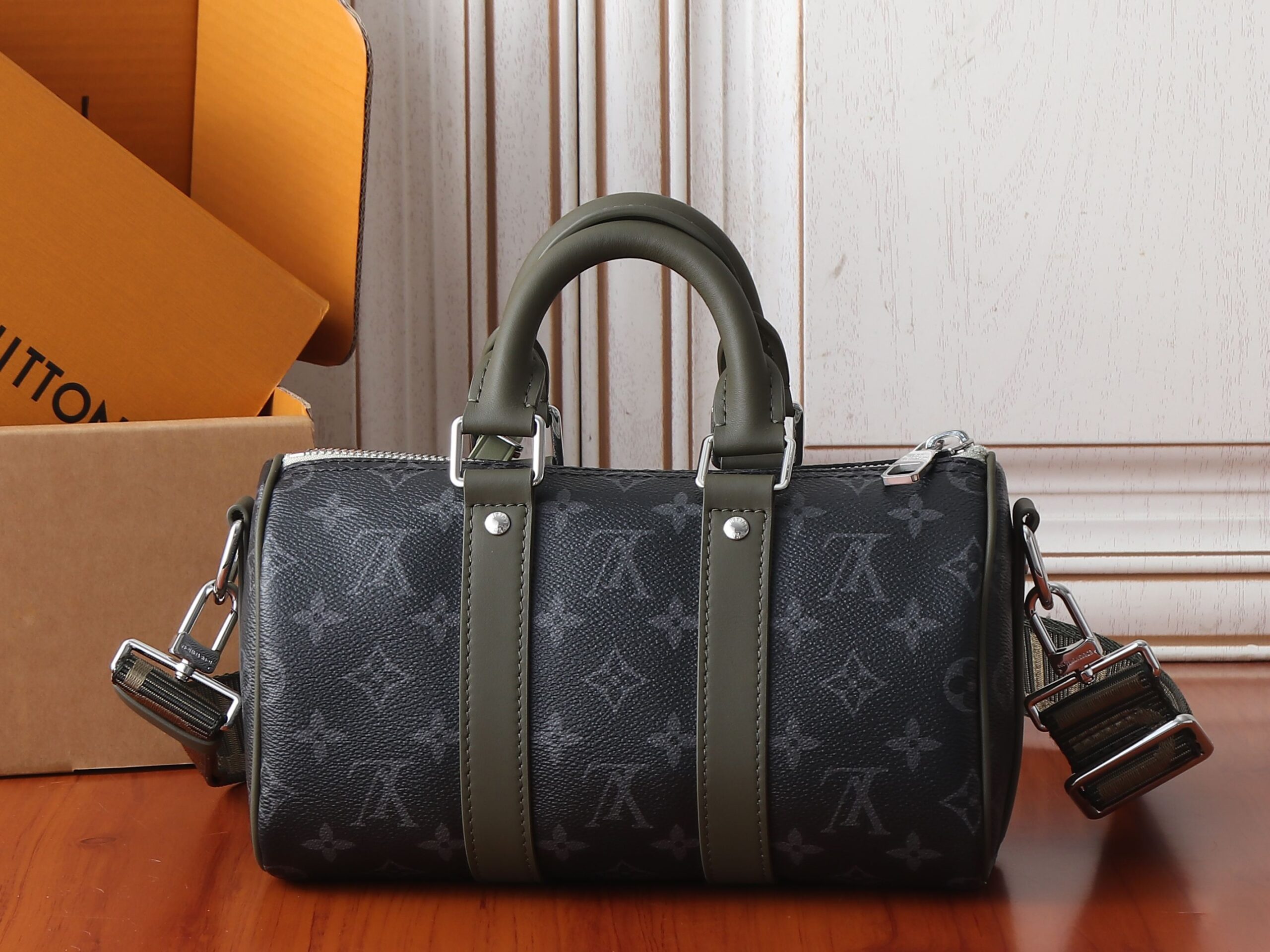 Louis Vuitton Keepall Bandoulière 25 Travel Bag in Monogram Eclipse Canvas - Image 3