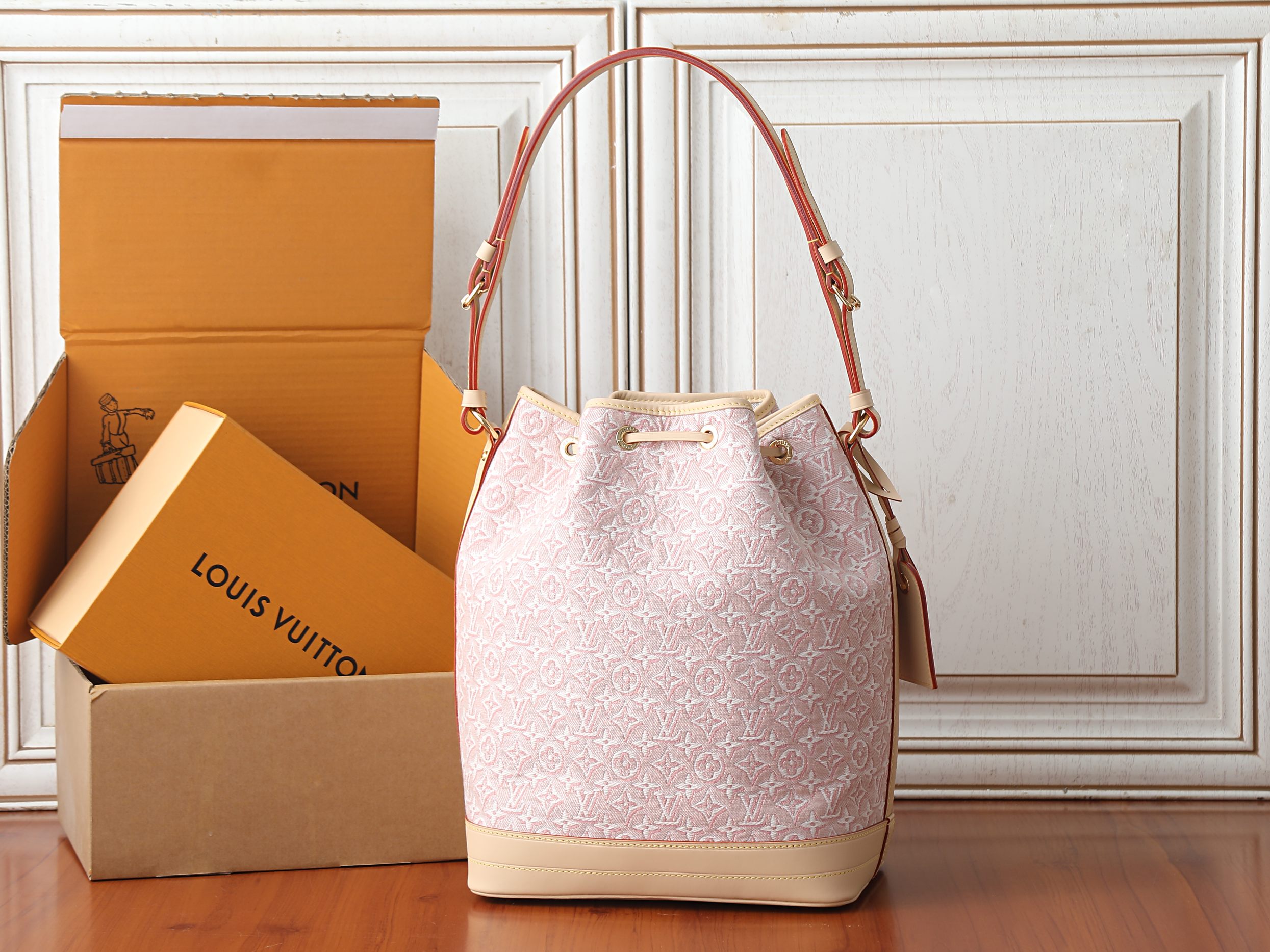 Louis Vuitton Noé Handbag in Monogram Emblème Canvas - Image 3