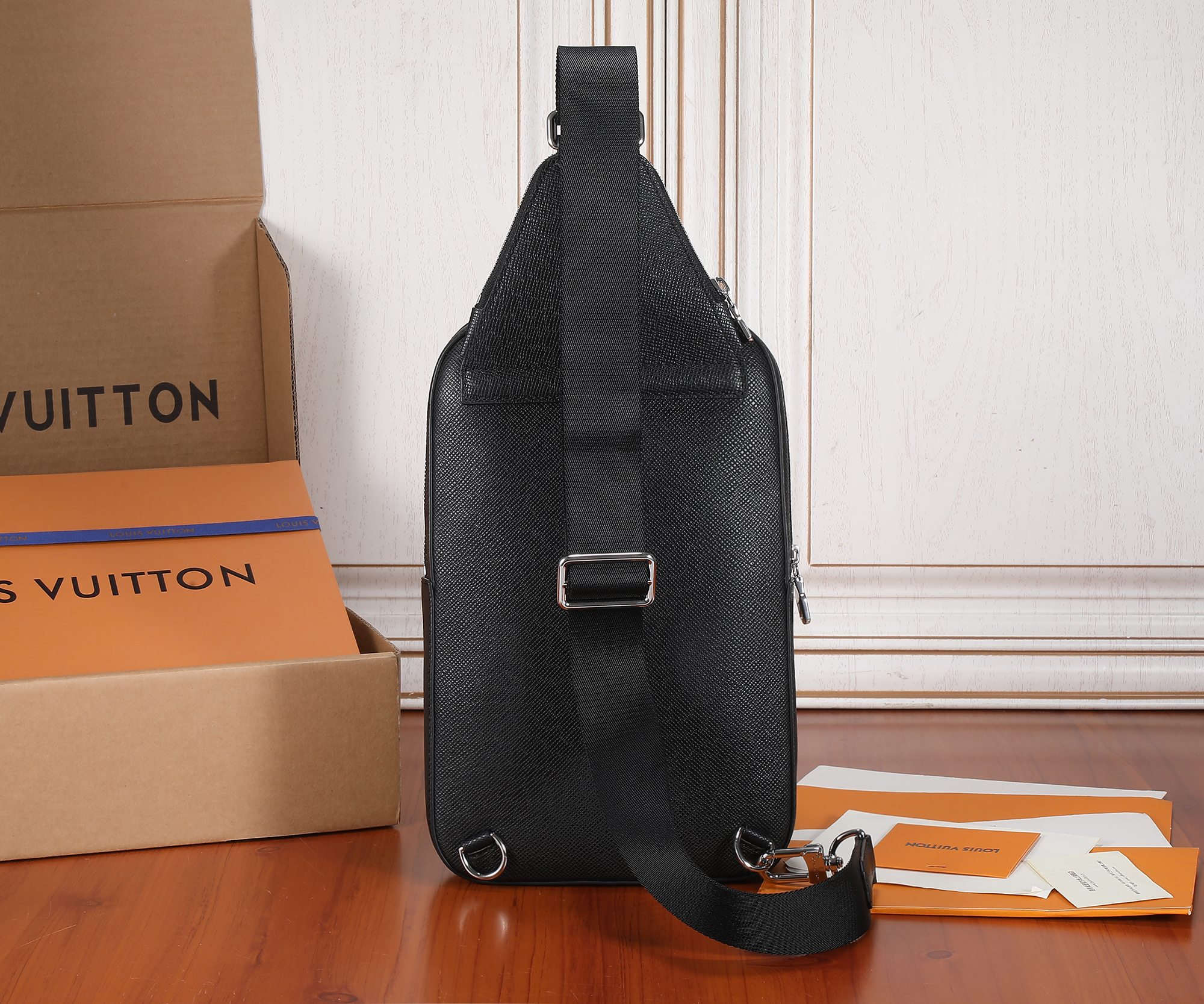 Avenue Taiga Leather Shoulder Bag M30863 - Image 3