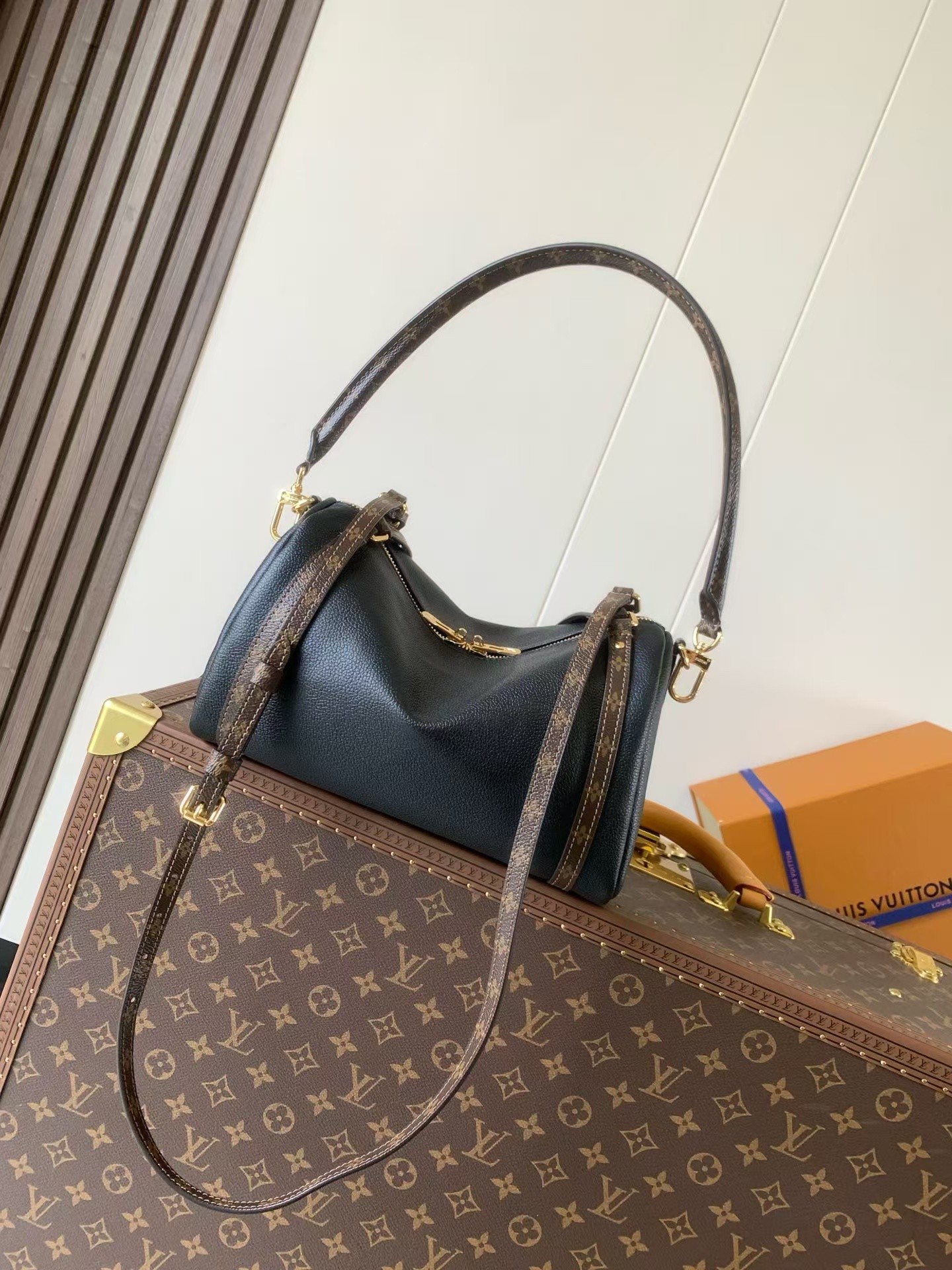 Louis Vuitton Express Small Handbag M26039 - Image 3