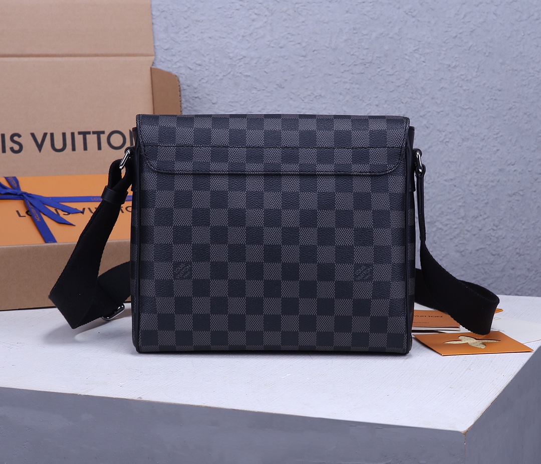 Louis Vuitton District Small Messenger Bag in Damier Graphite Canvas - Image 3