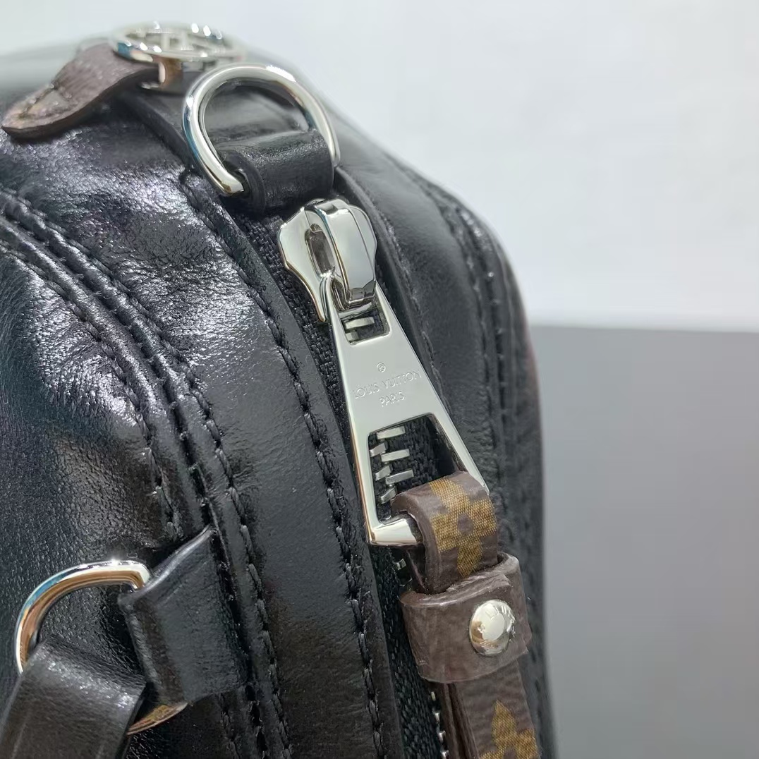 Pochette Vibe Crossbody Bag from the LV Vibe Collection - Image 3