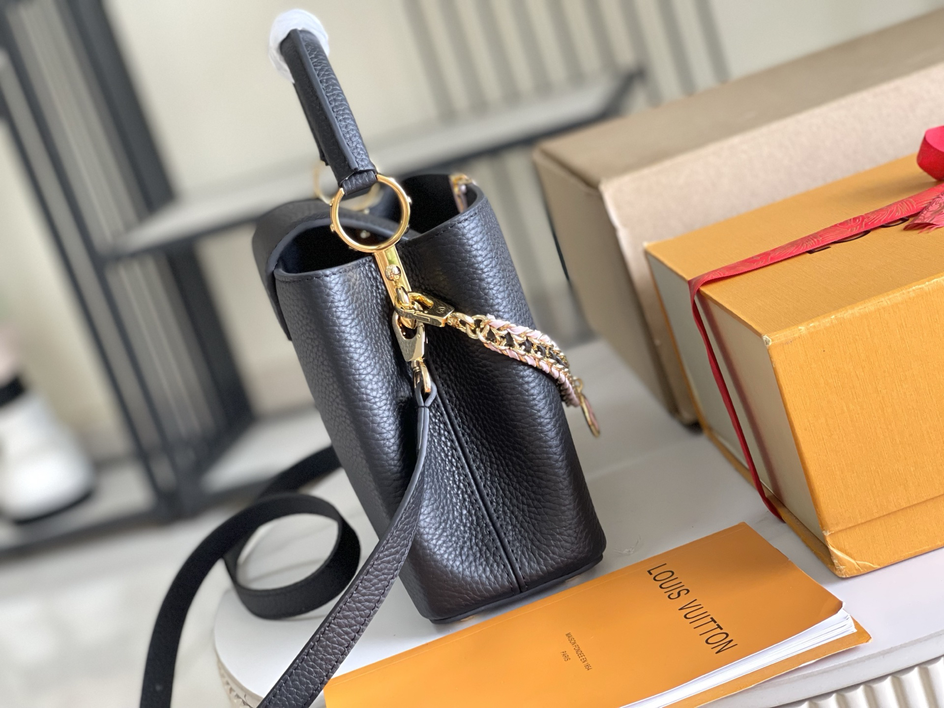 Louis Vuitton Capucines Small Handbag in Taurillon Leather - Image 3