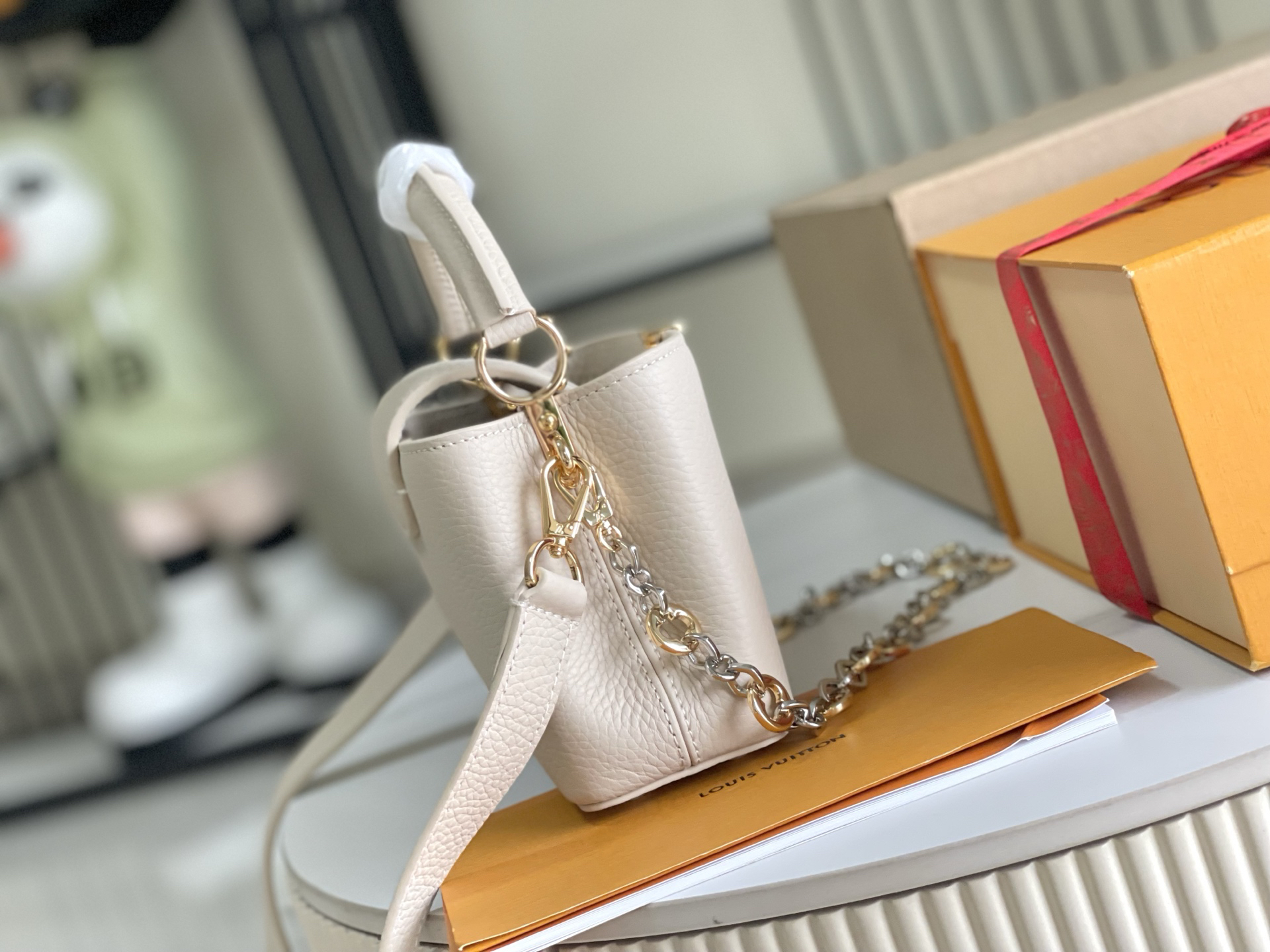 Louis Vuitton Capucines BB Handbag in White Cow Leather - Image 3