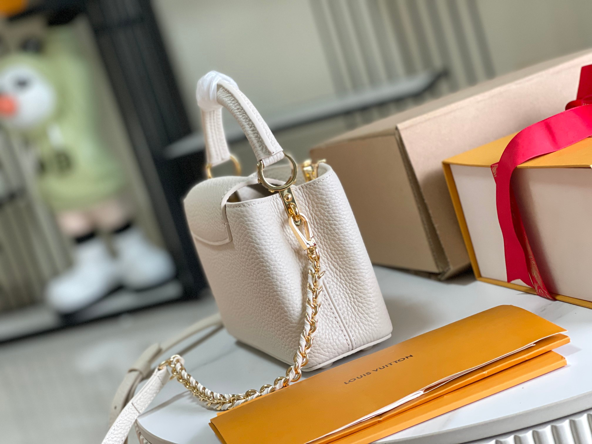 Louis Vuitton Capucines Mini Shoulder Bag in Cream White Taurillon Leather - Image 3