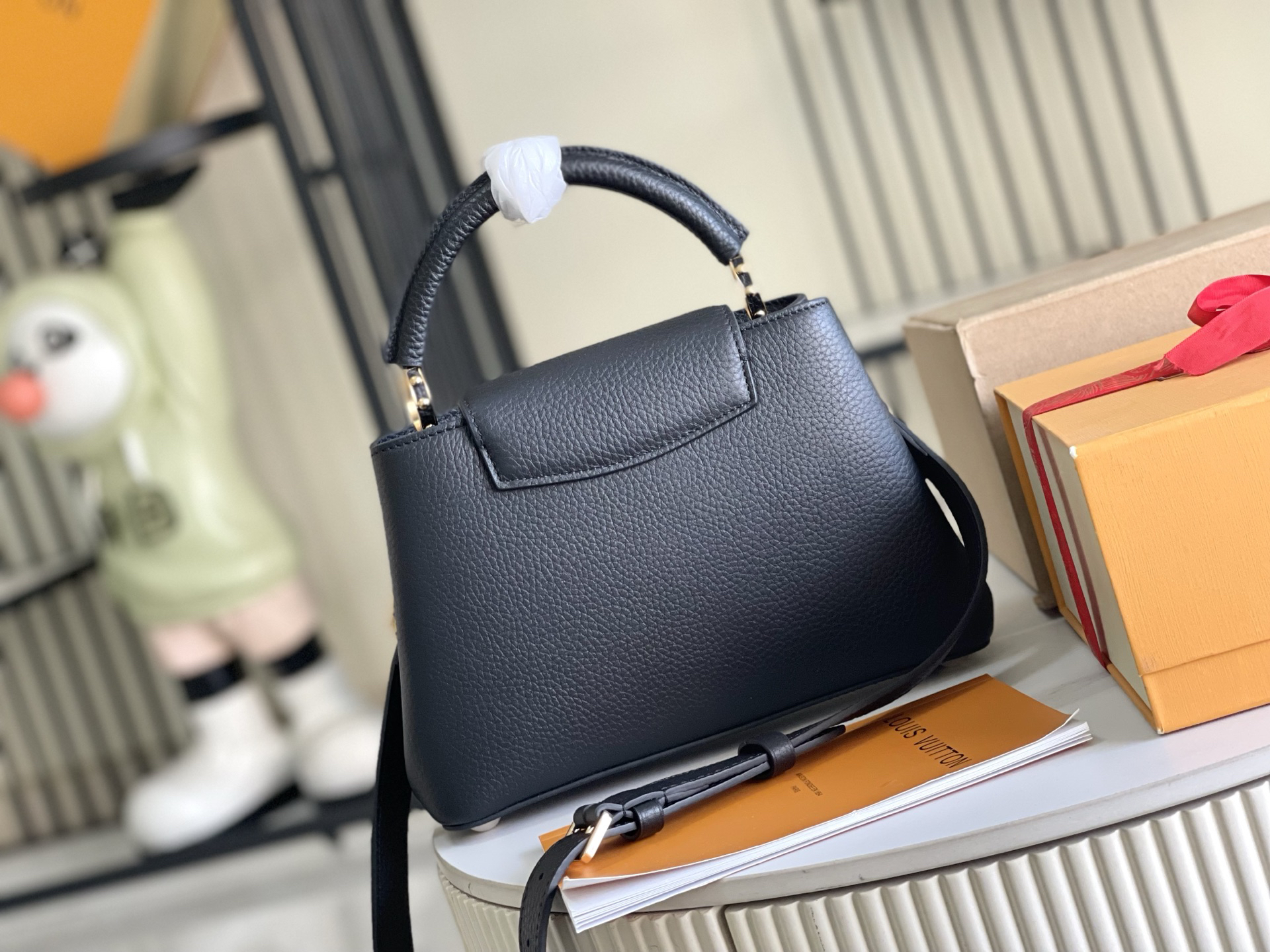 Louis Vuitton Capucines Small Black Leather Handbag - Image 3