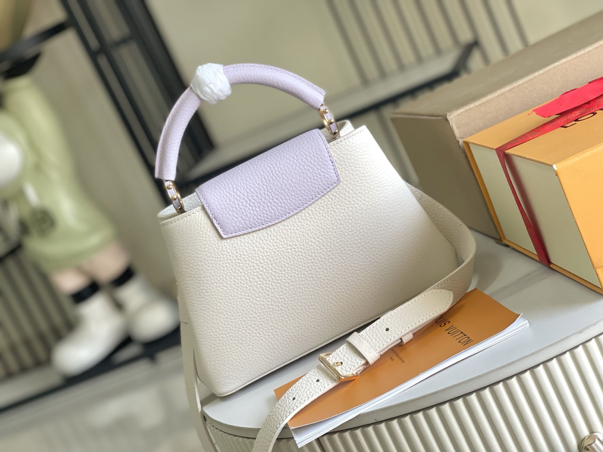 Louis Vuitton Capucines Handbag M25461 in Ivory and Lavender - Image 3