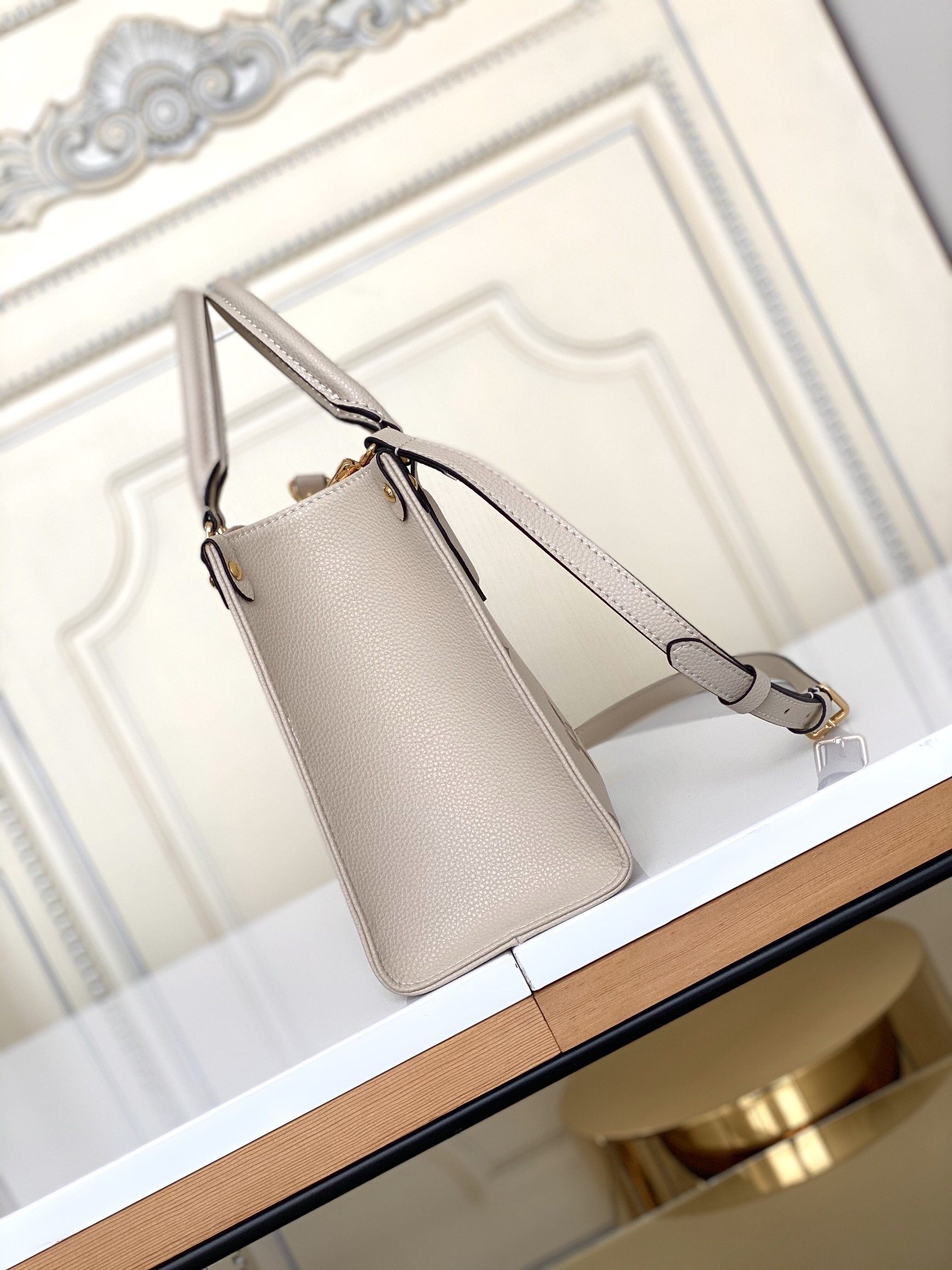 Louis Vuitton OnTheGo Small Tote Bag M45654 in White Monogram Cowhide Leather - Image 3