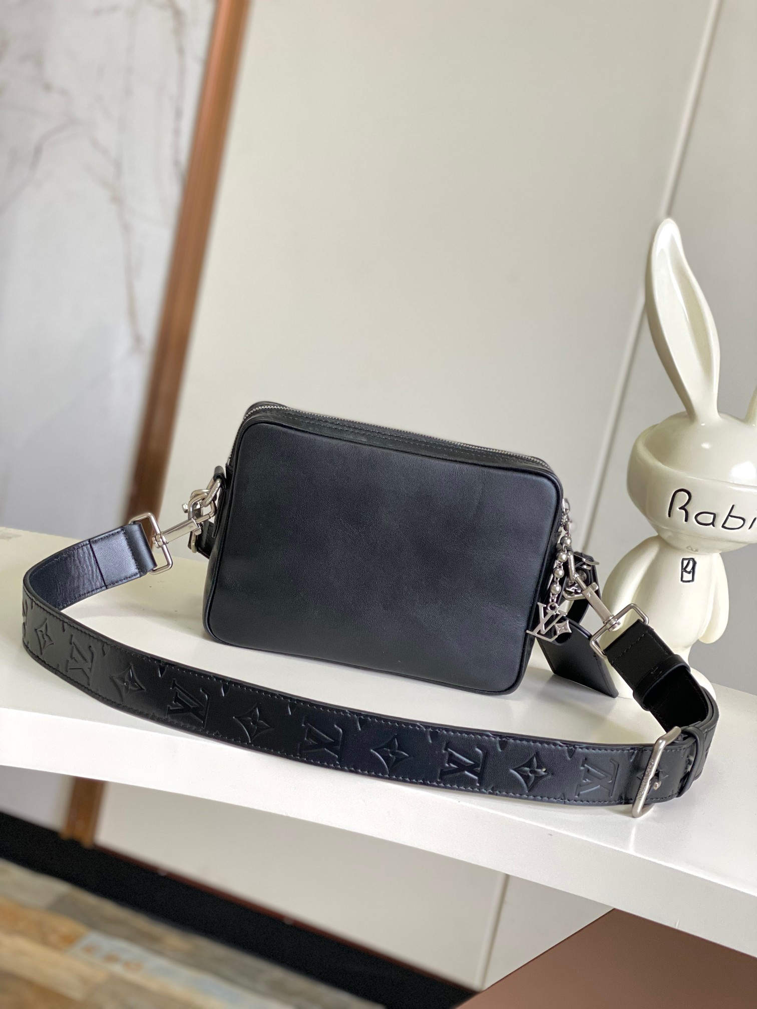 Louis Vuitton Nil Leather Crossbody Bag with LV Embellishment - Image 3