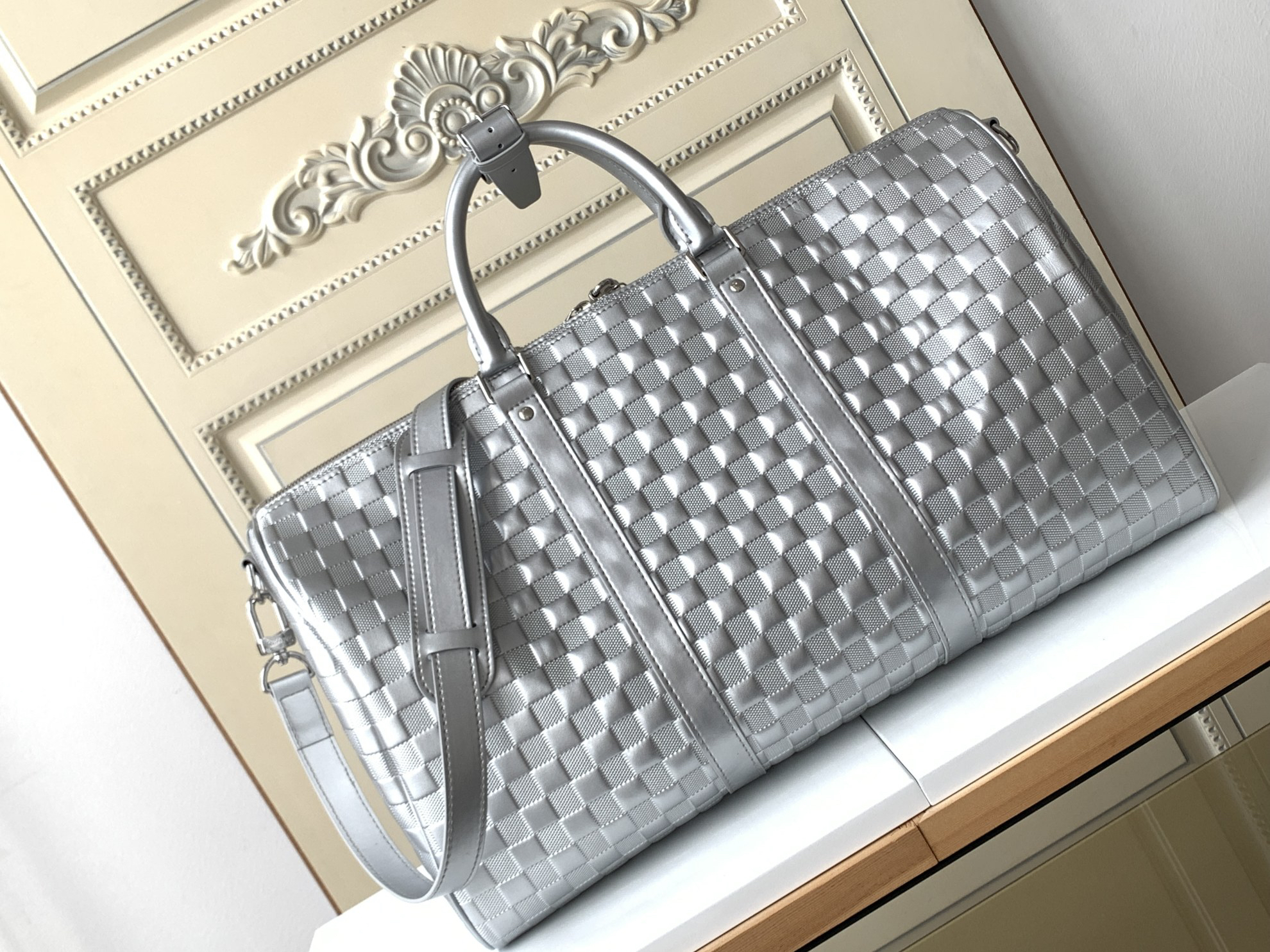 Louis Vuitton Keepall Bandoulière 50 Travel Bag in Silver Glitter Damier Leather - Image 3