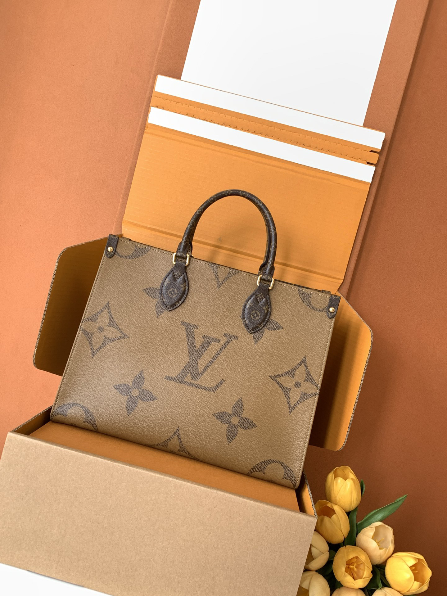 Louis Vuitton Onthego MM Leather Tote Bag - Image 3