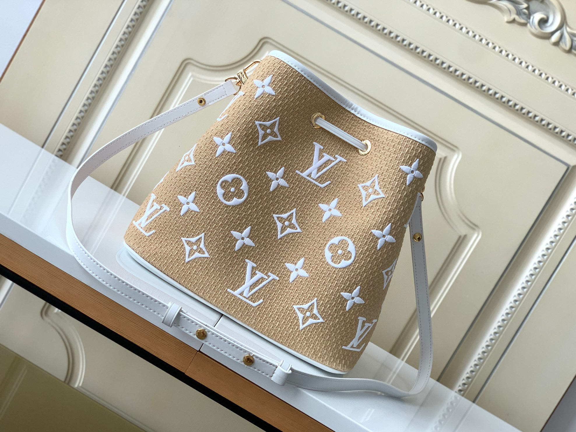 Louis Vuitton Bucket Crossbody Bag M23080 - Image 3