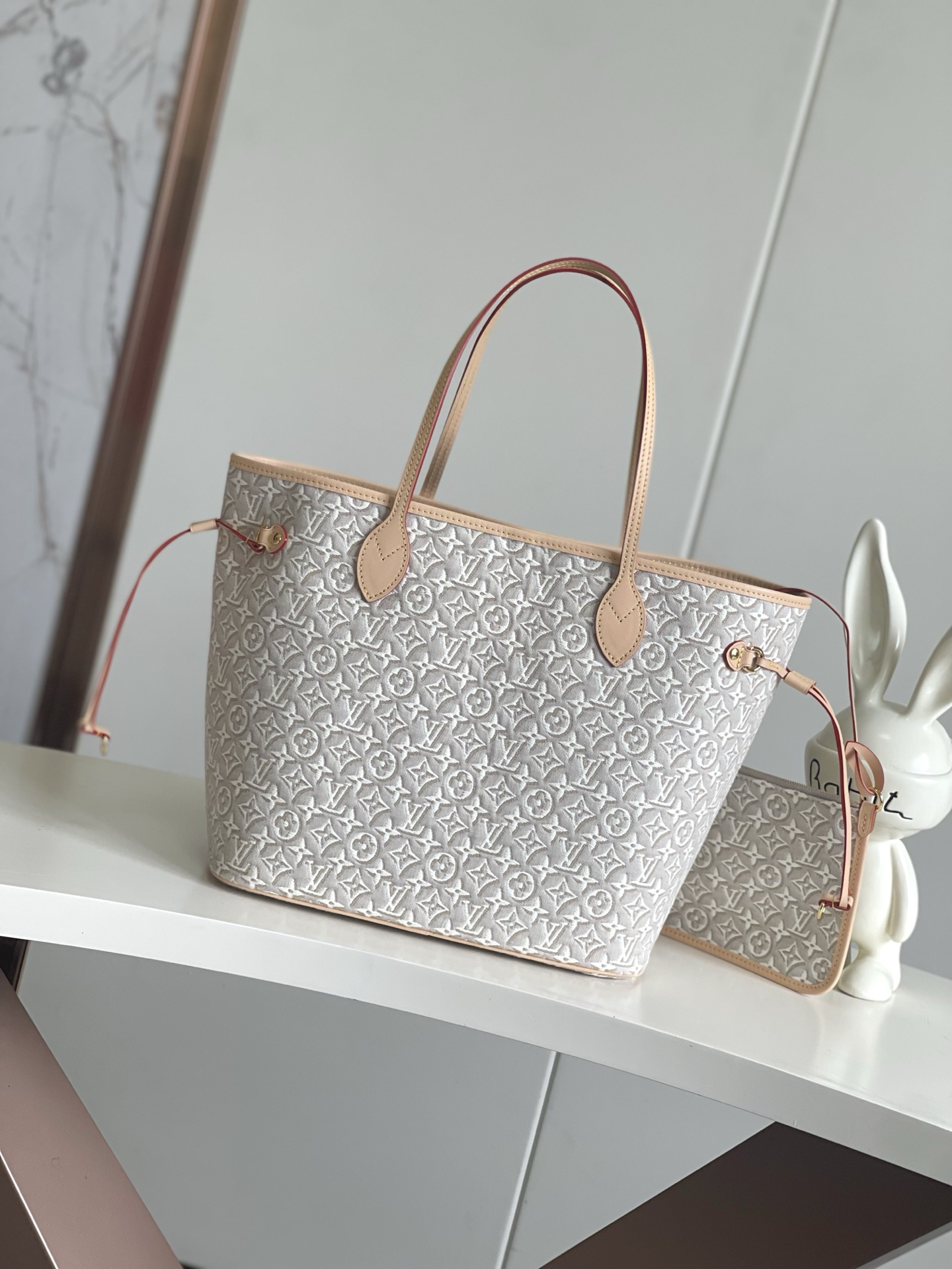 Louis Vuitton Neverfull MM Tote Bag in White Monogram Emblème Canvas - Image 3