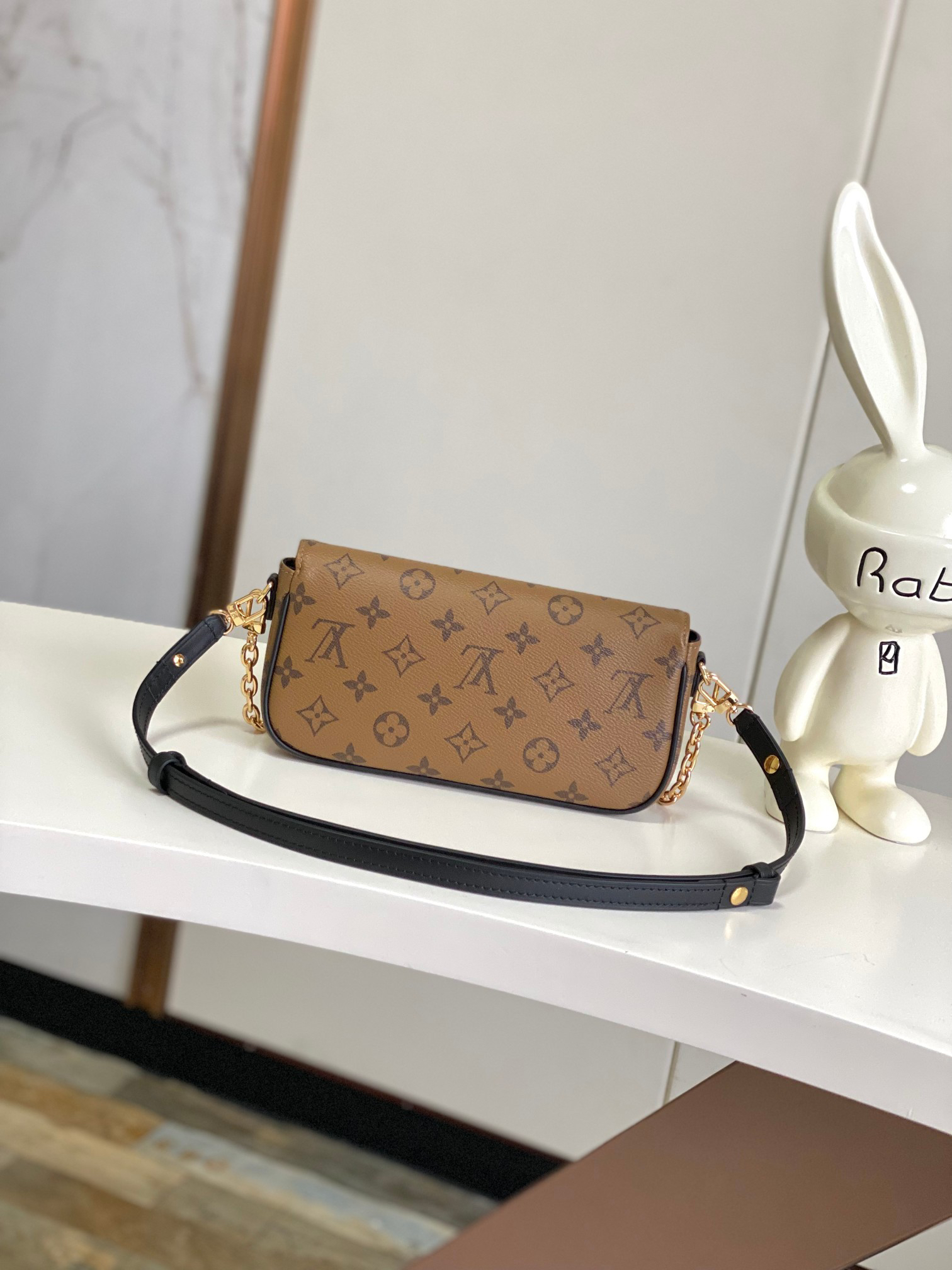 Louis Vuitton Ivy Wallet on Chain Monogram Canvas Crossbody Bag - Image 3