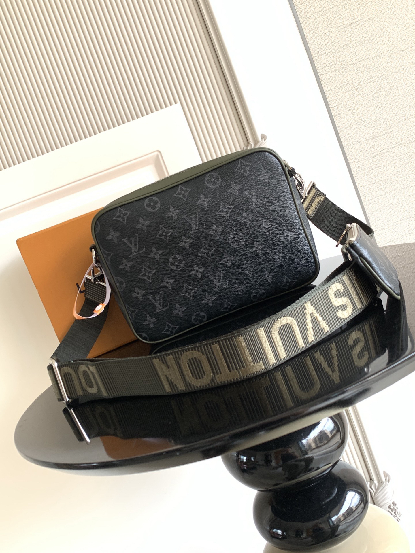 Louis Vuitton M28628 Leather Crossbody Bag - Image 3