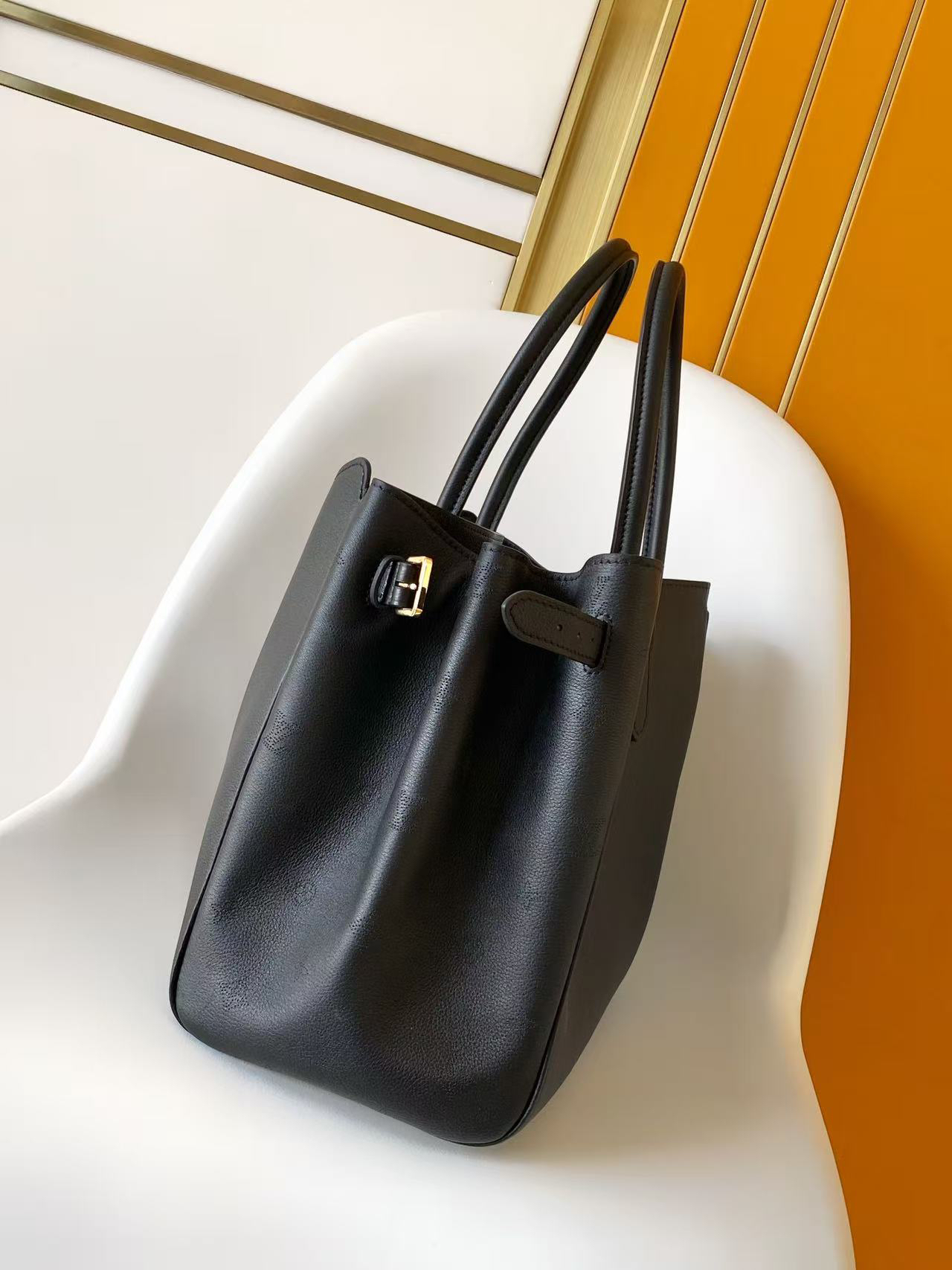 Vendôme Leather Handbag with Adjustable Side Straps - Image 3