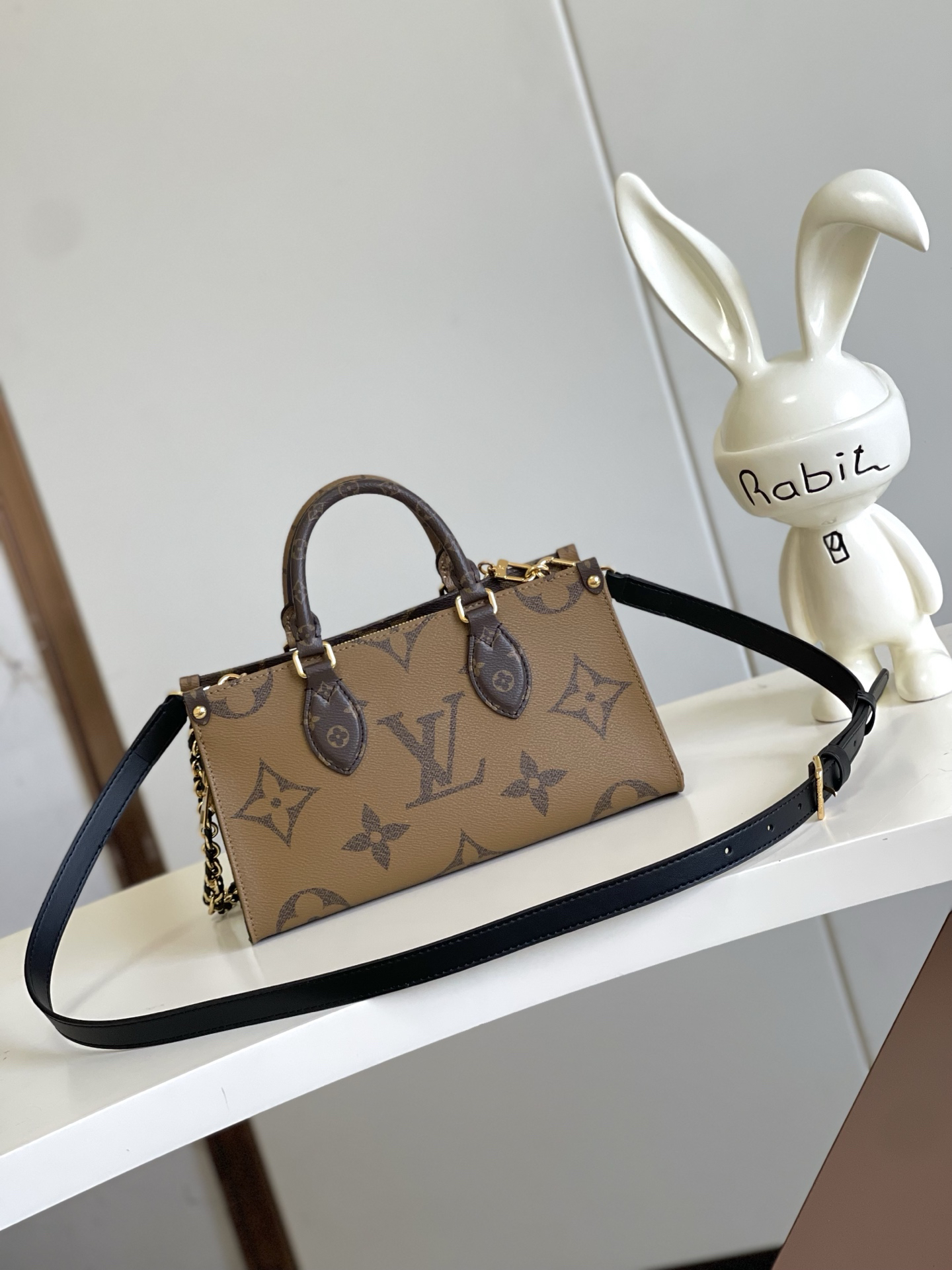 Louis Vuitton OnTheGo East West Bag in Monogram Giant Canvas - Image 3