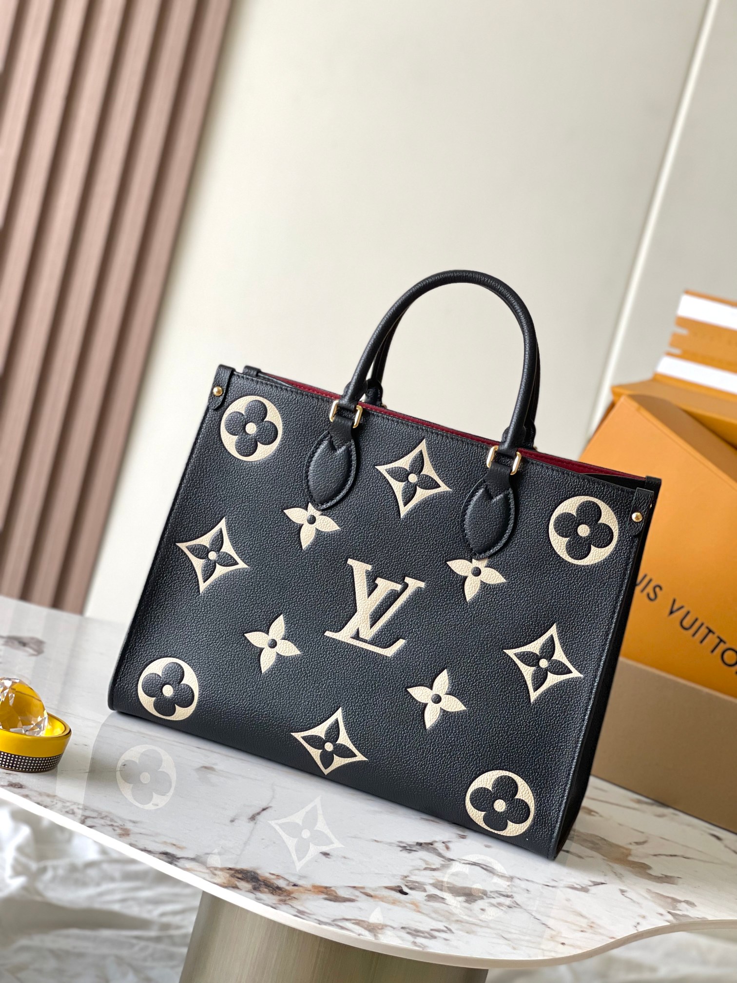 Louis Vuitton Onthego MM Tote Bag - Image 3