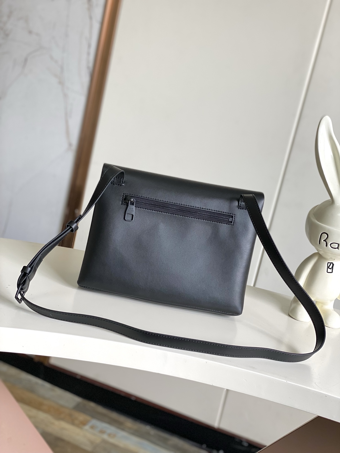 Louis Vuitton Medium Handbag - Image 3