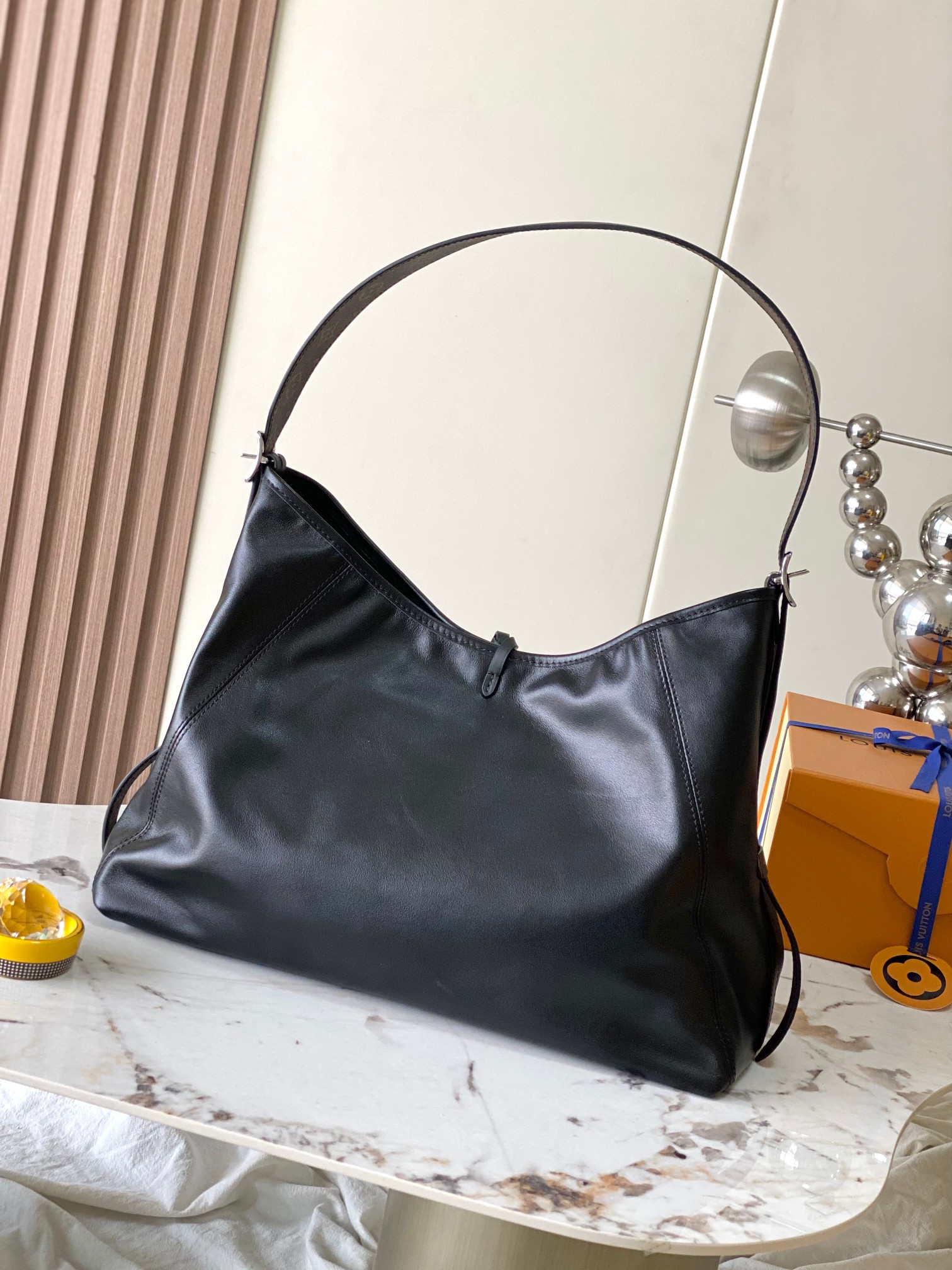 Carryall Dark Medium Handbag - Image 3