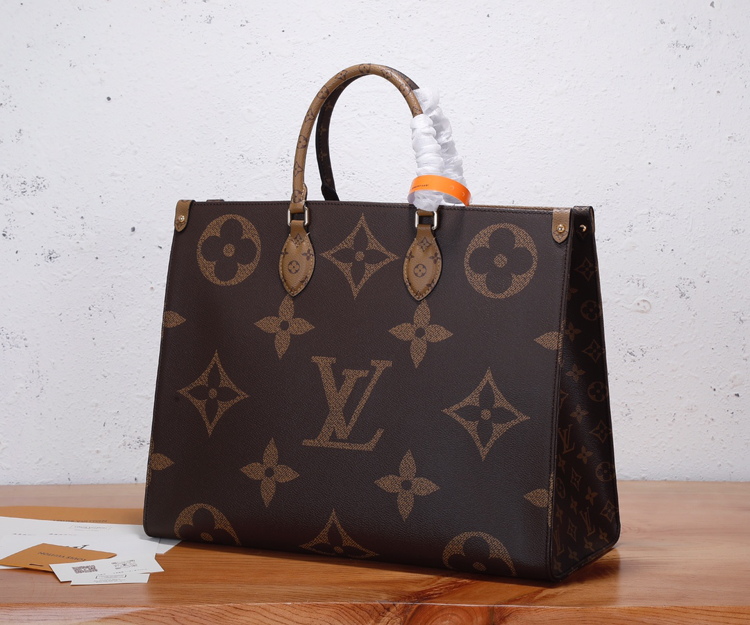 Louis Vuitton Onthego Tote Bag in Monogram Giant Canvas - Image 3