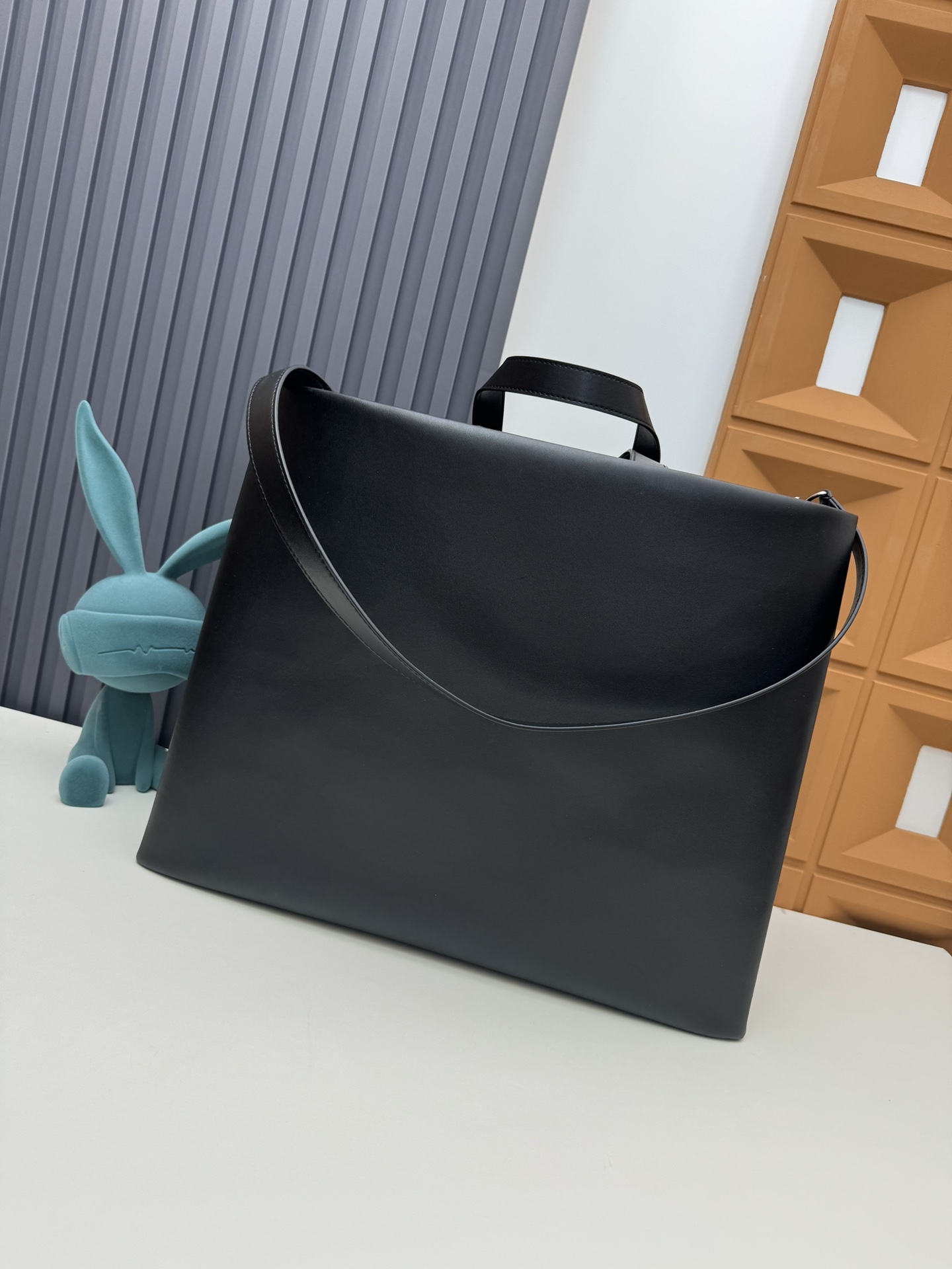 Louis Vuitton M24457 Medium Leather Tote Bag - Image 3