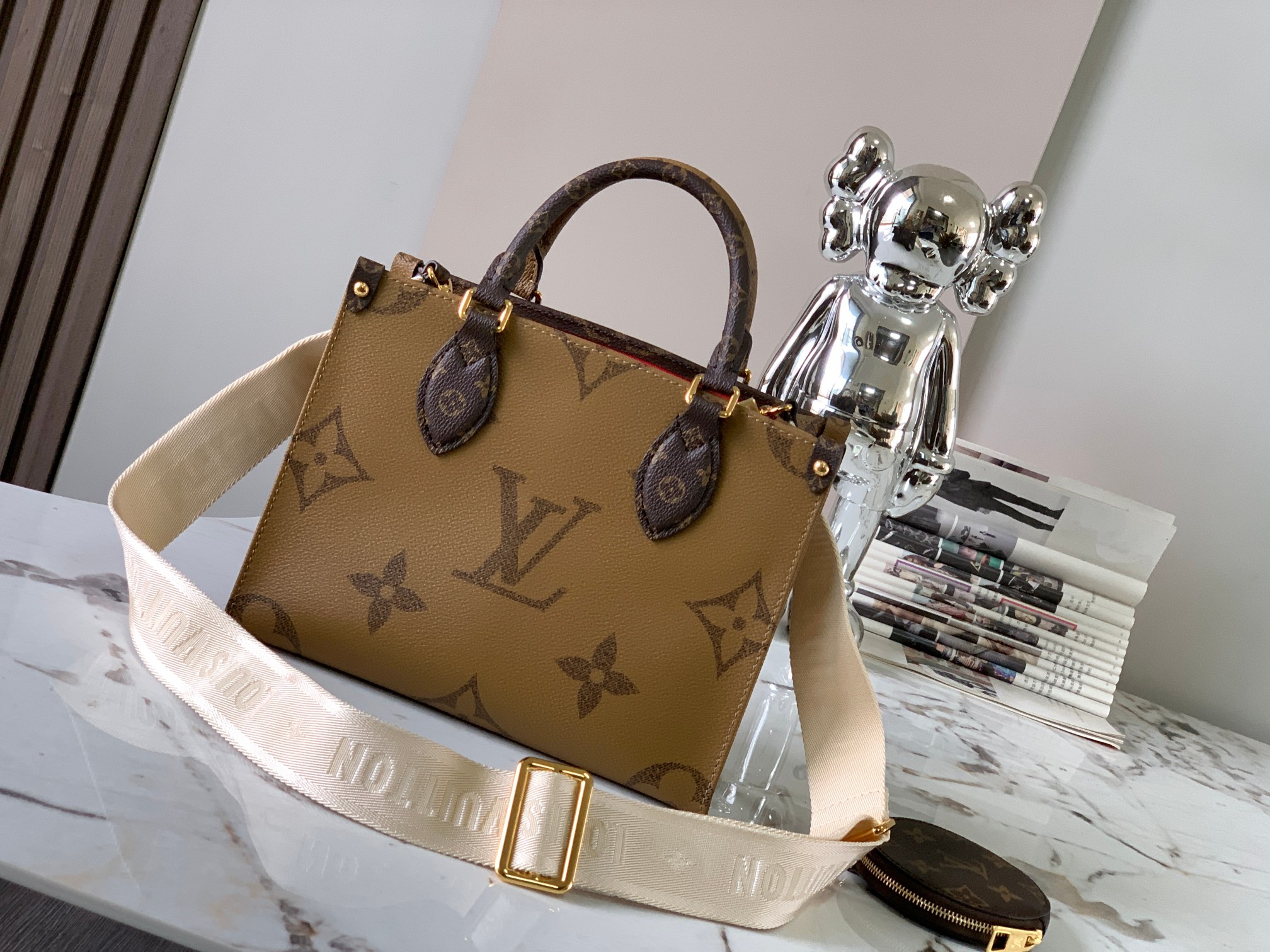 Louis Vuitton Onthego Small Handbag - Image 3