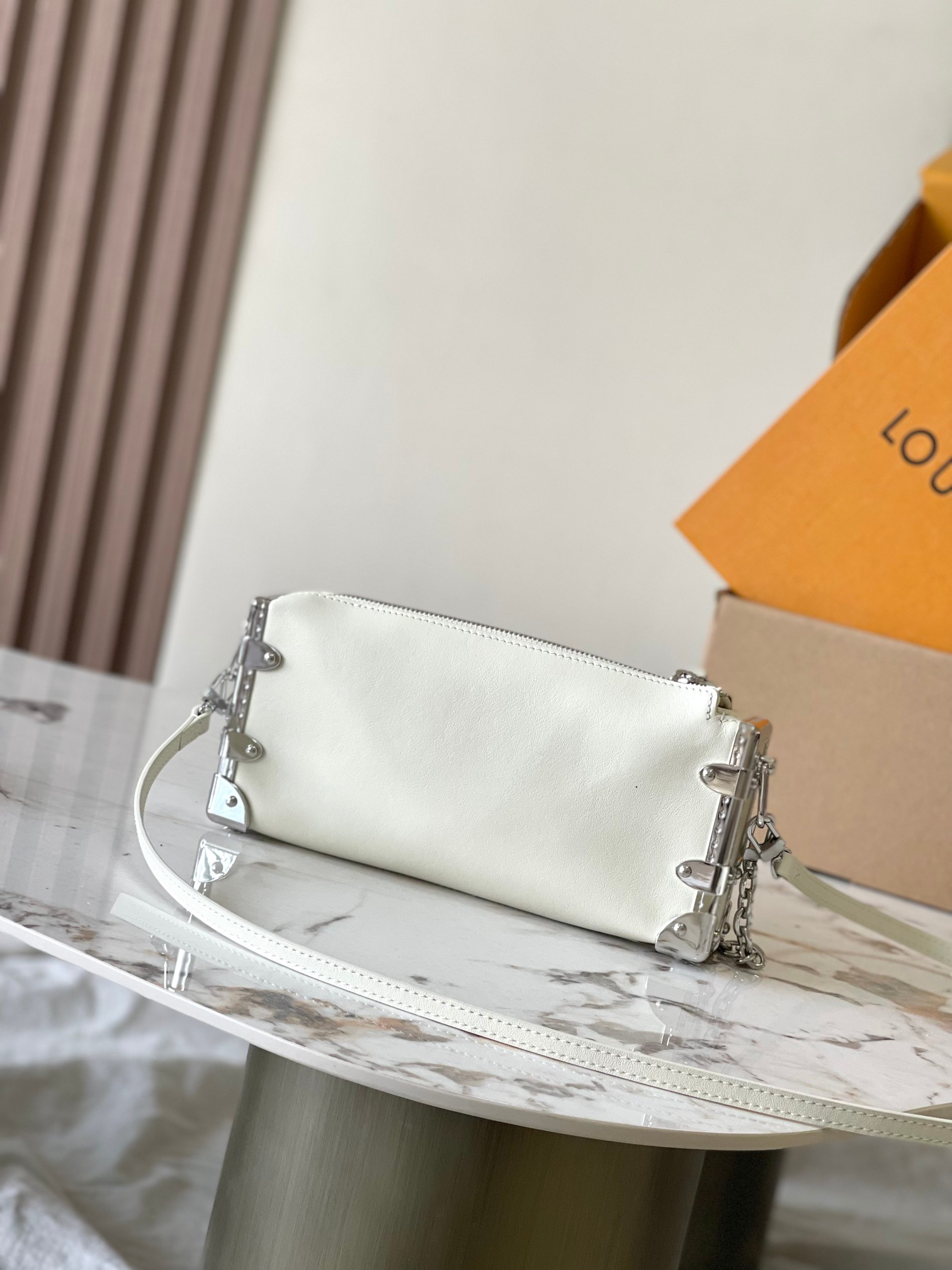 Leather Slim Trunk Handbag M12560 – White Dynamic Chip Edition - Image 3