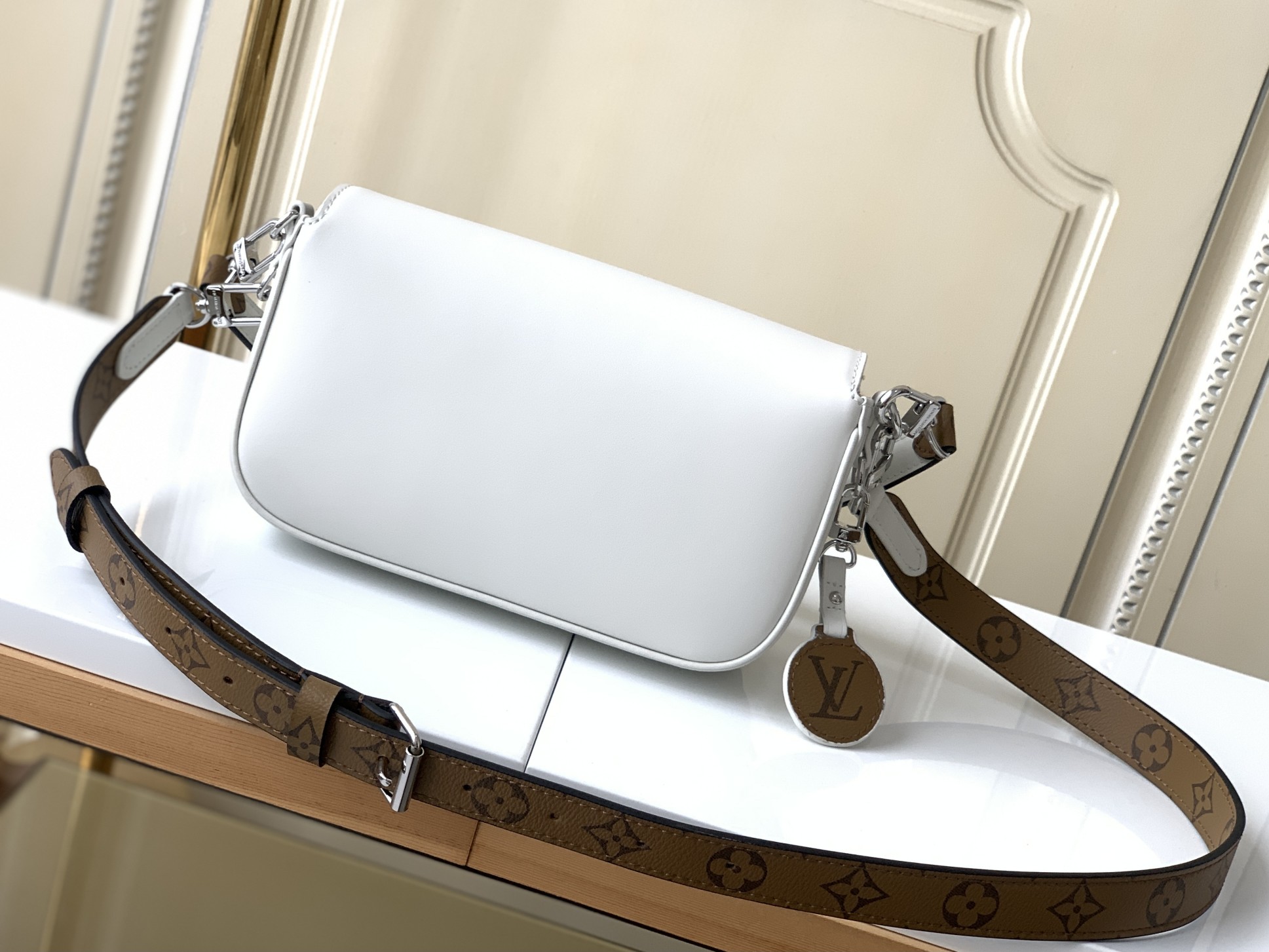Swing Leather Crossbody Handbag - Image 3