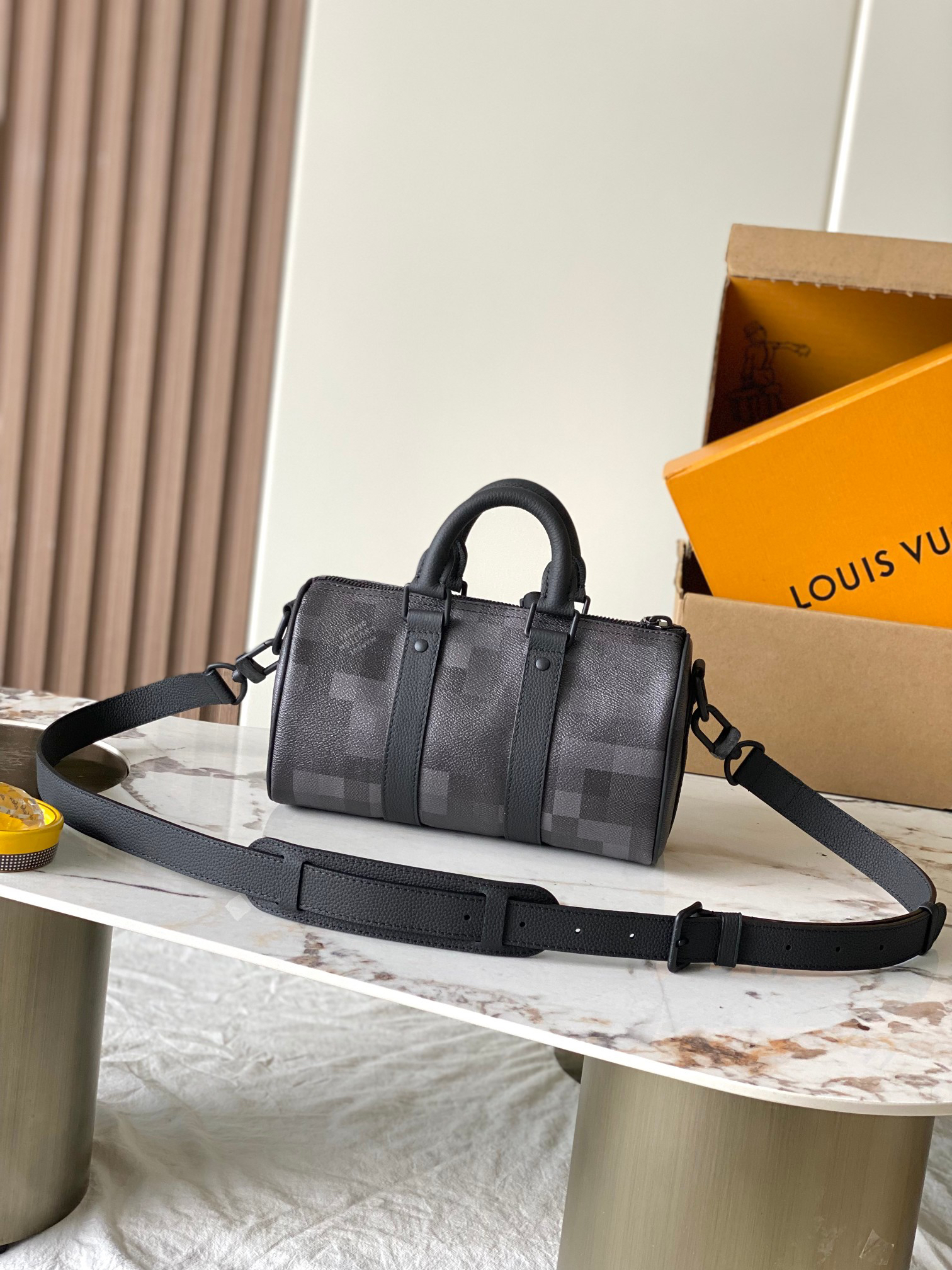 Keepall Bandoulière 25 Leather Crossbody Bag - Image 3