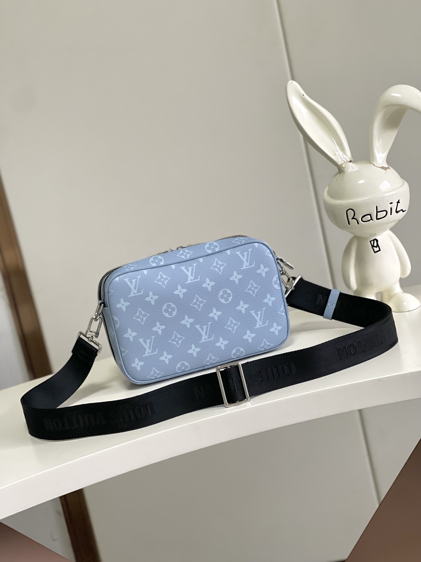 Louis Vuitton Alpha Messenger Bag M14073 - Image 3