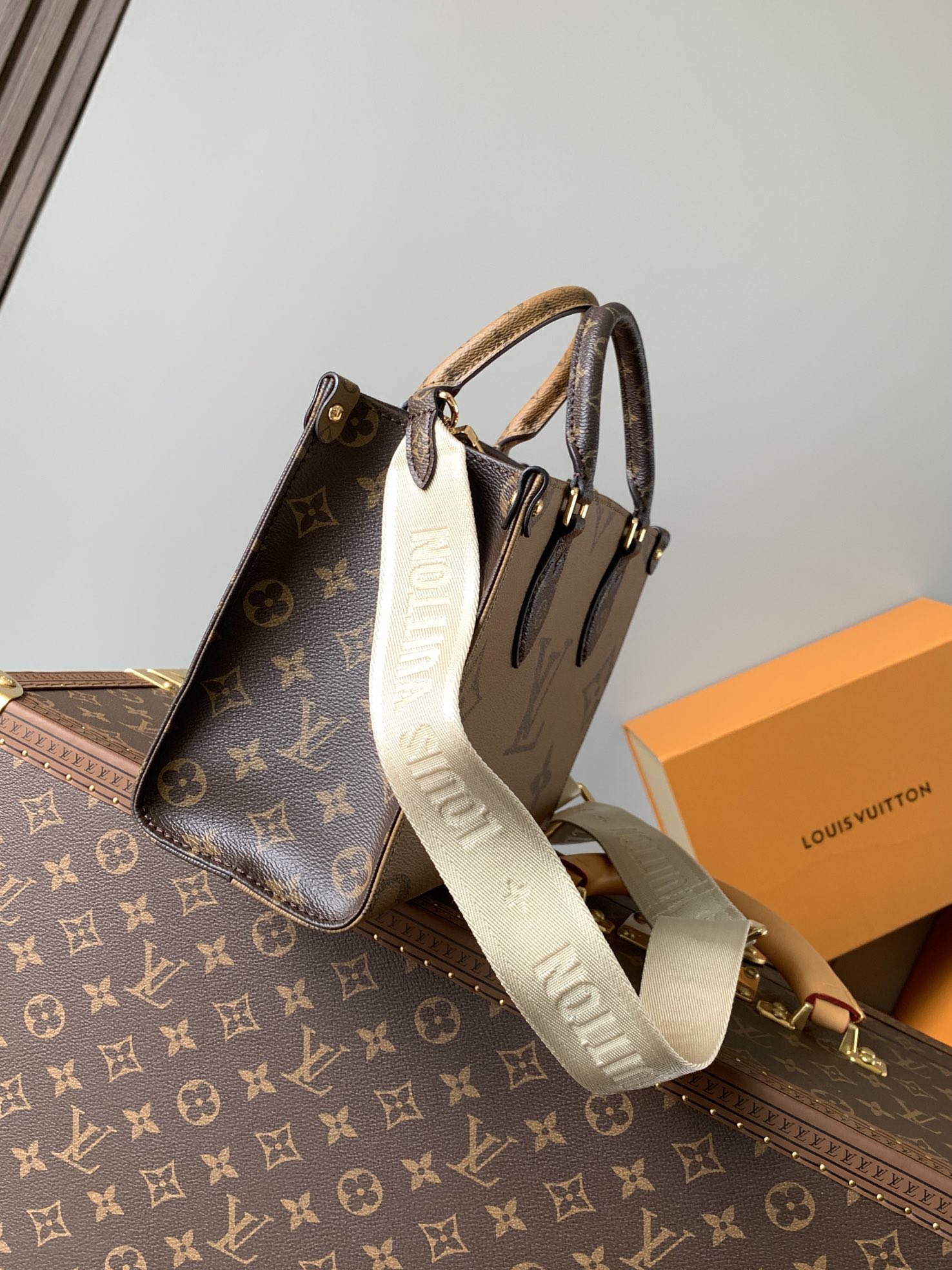 Louis Vuitton OnTheGo Small Handbag M46373 - Image 3