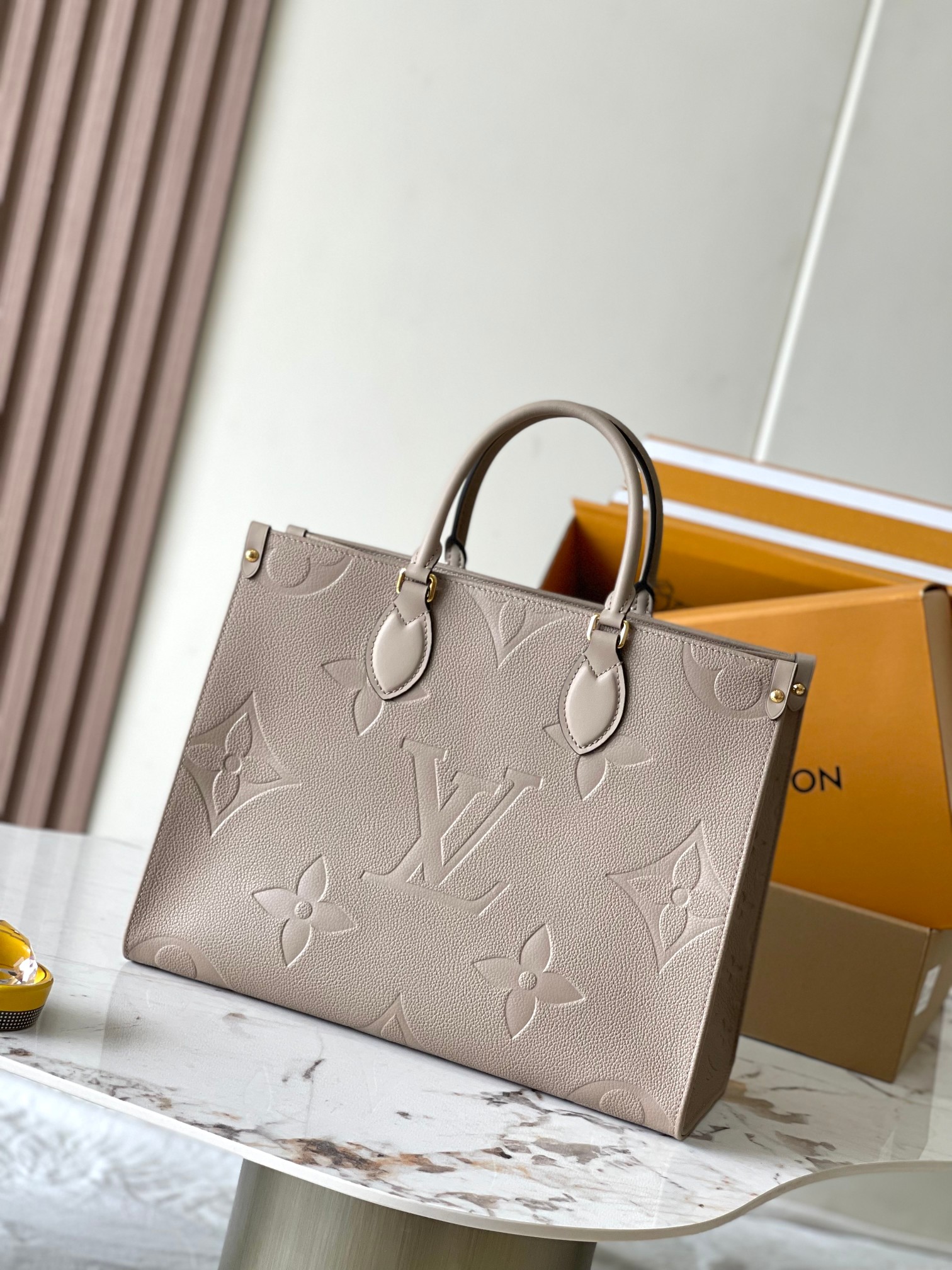 Louis Vuitton Onthego Medium Tote Bag - Image 3