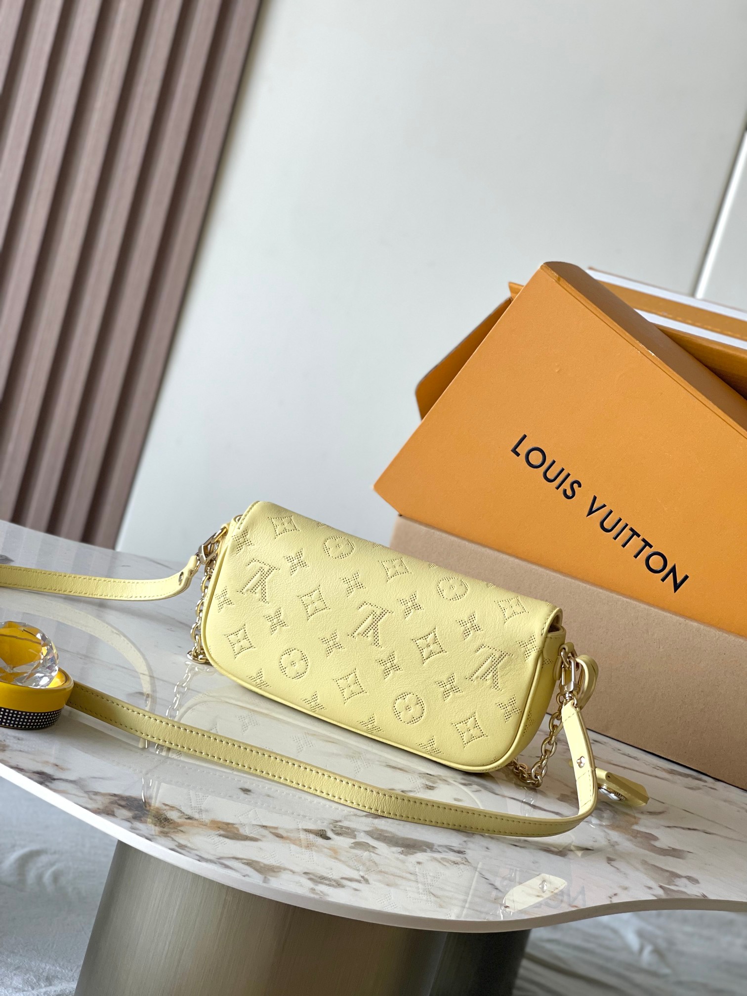 Sac Recoleta Handbag in Pink Perforated Leather - Image 3