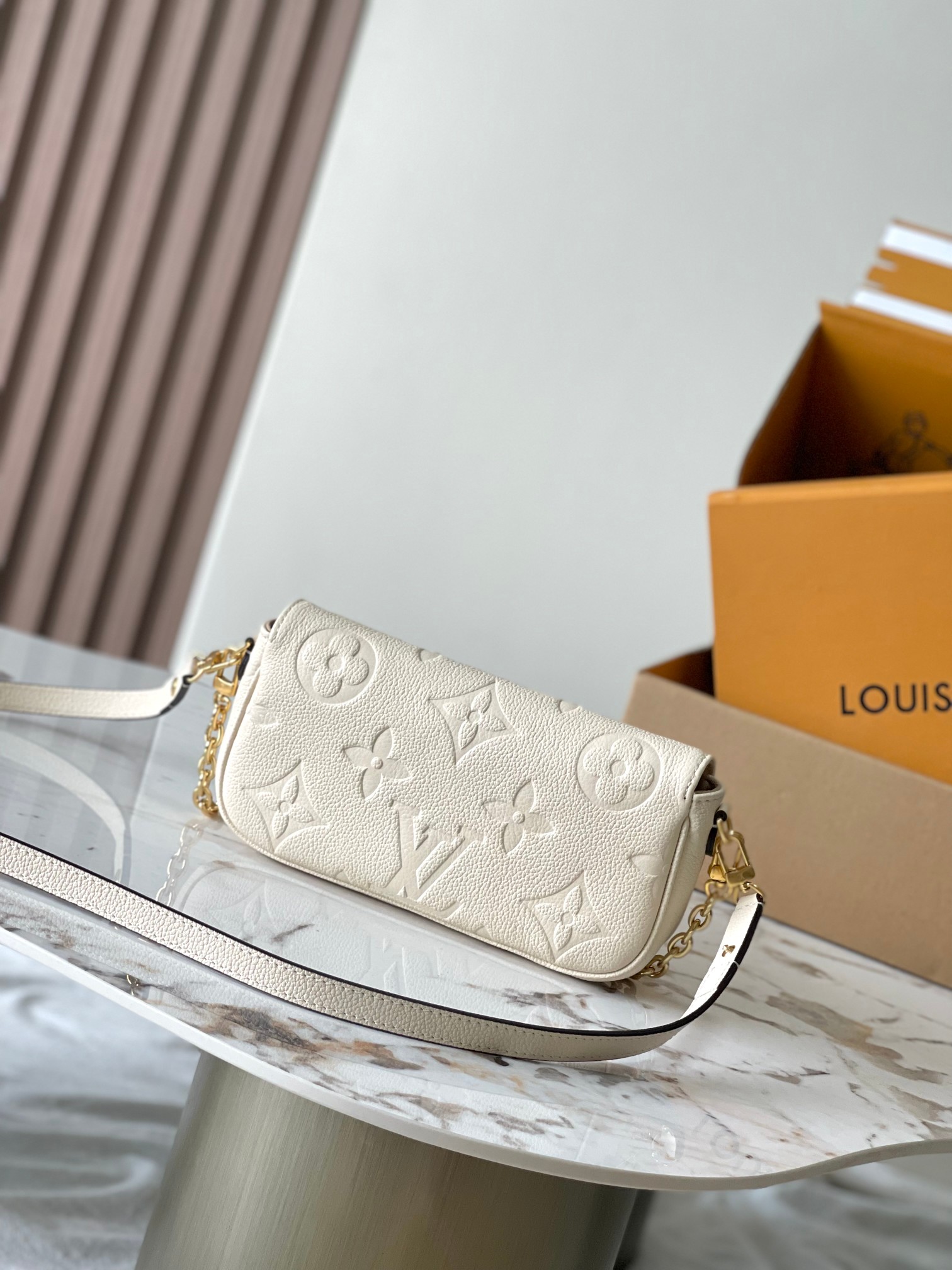 Wallet On Chain Crossbody Bag - Image 3