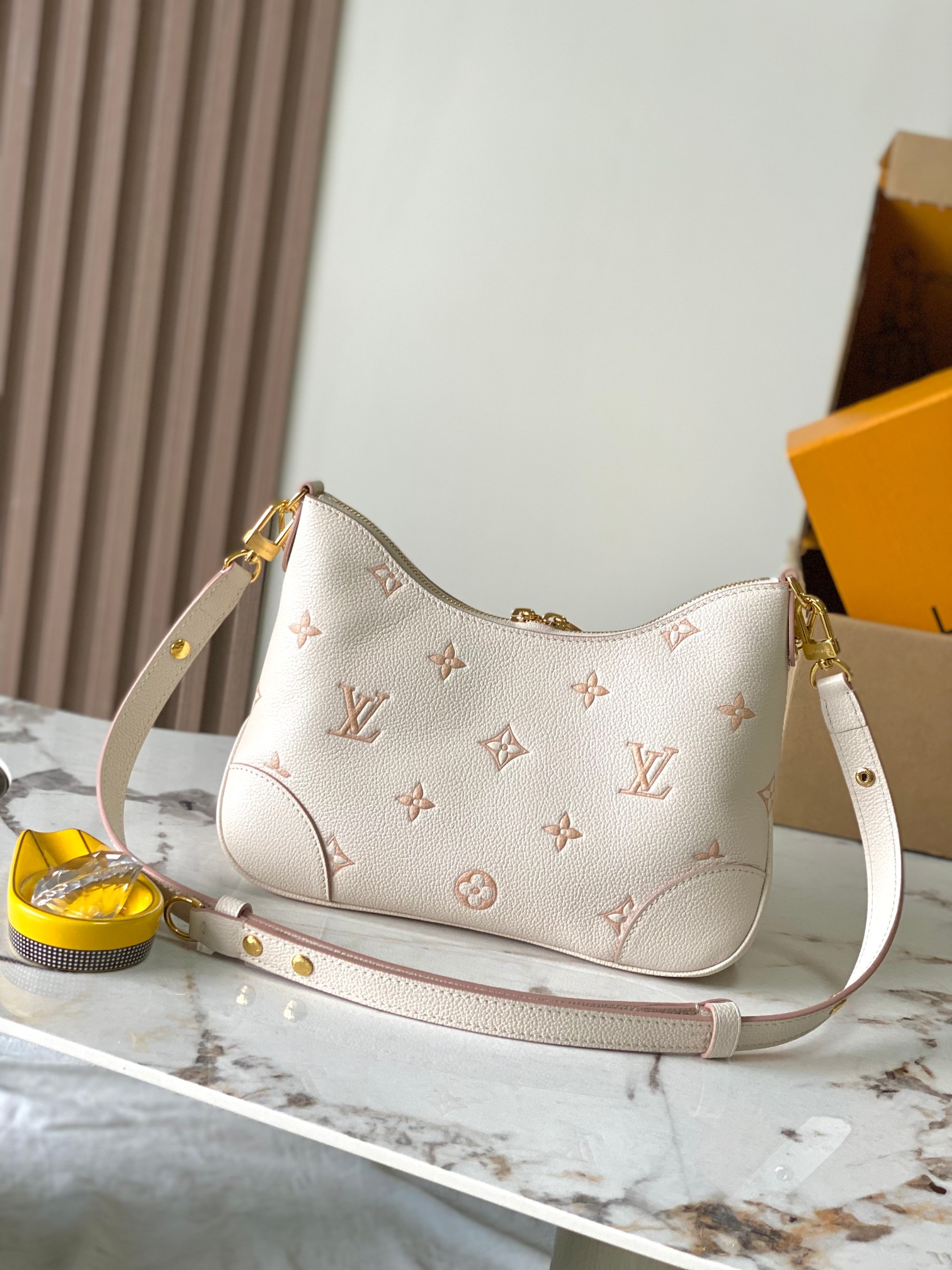 Boulogne Leather Crossbody Bag - Image 3