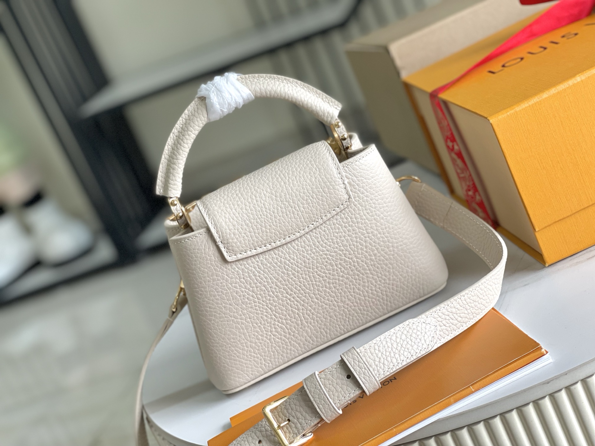 Louis Vuitton Capucines BB Handbag - Image 3