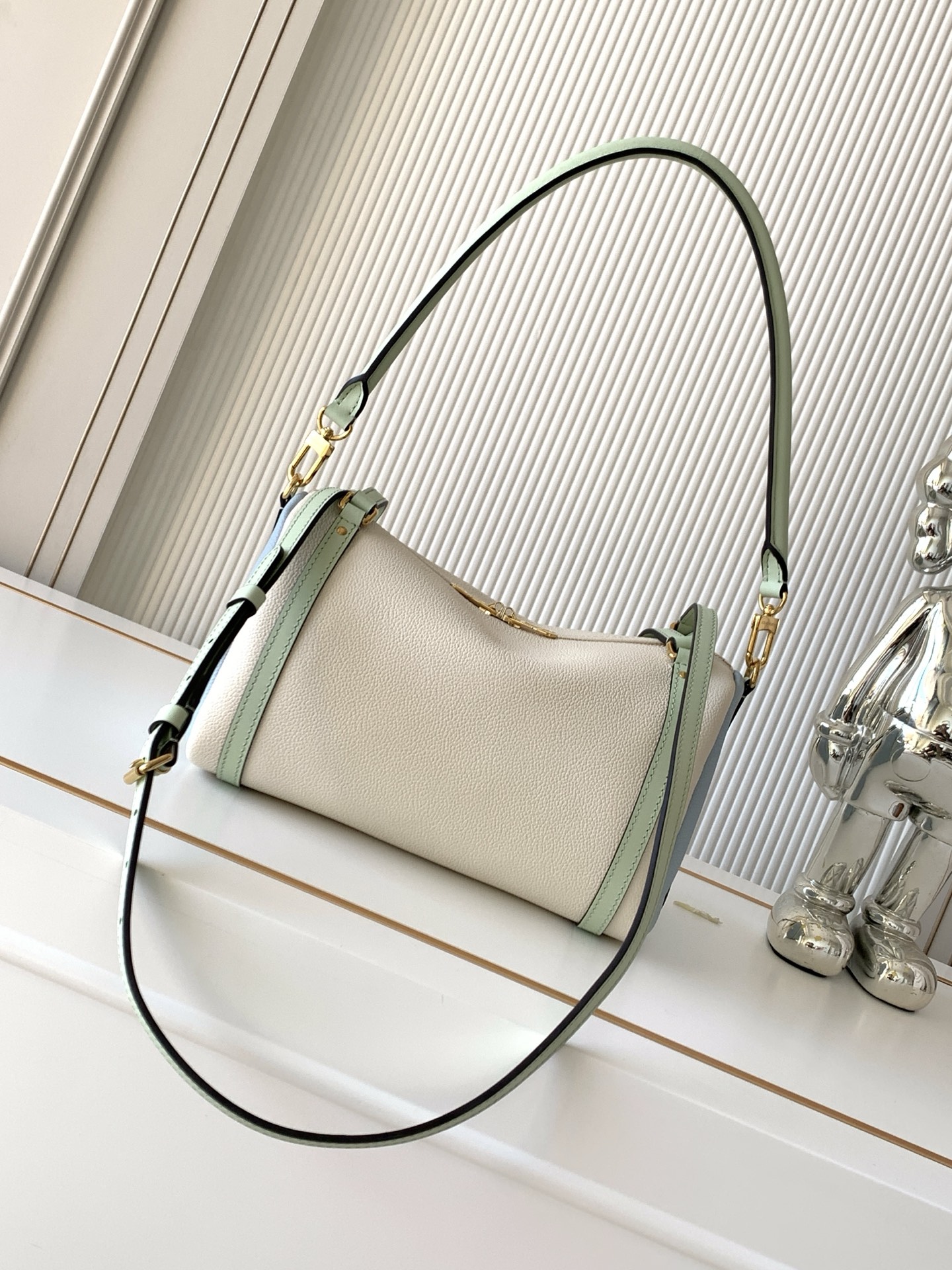 Louis Vuitton Express Small Handbag M26905 - Image 3