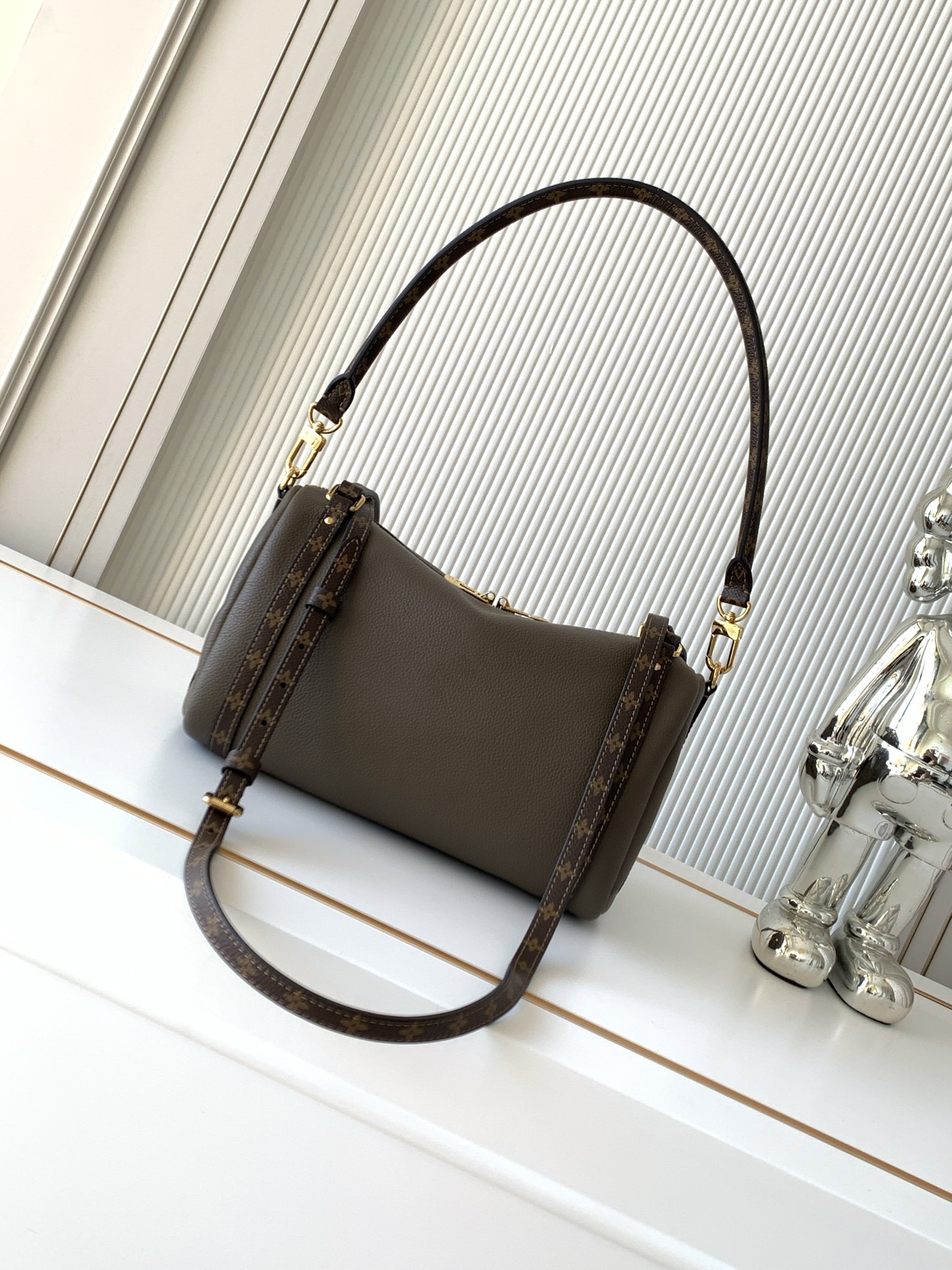 Louis Vuitton Express Small Handbag - Image 3