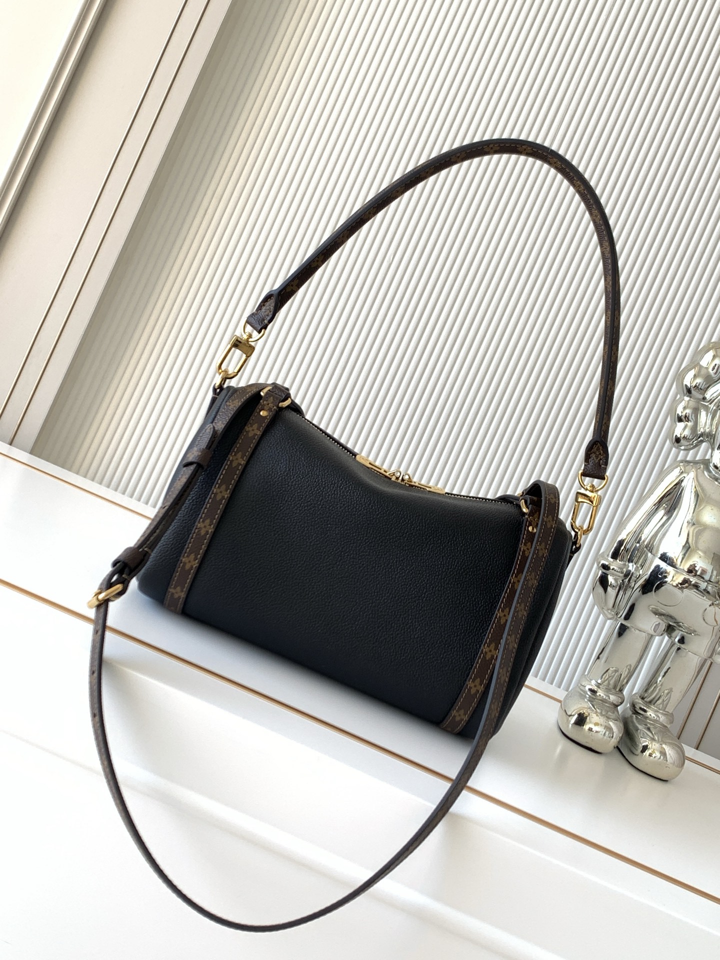 Louis Vuitton Express Small Handbag M26039 in Black Cowhide Leather - Image 3
